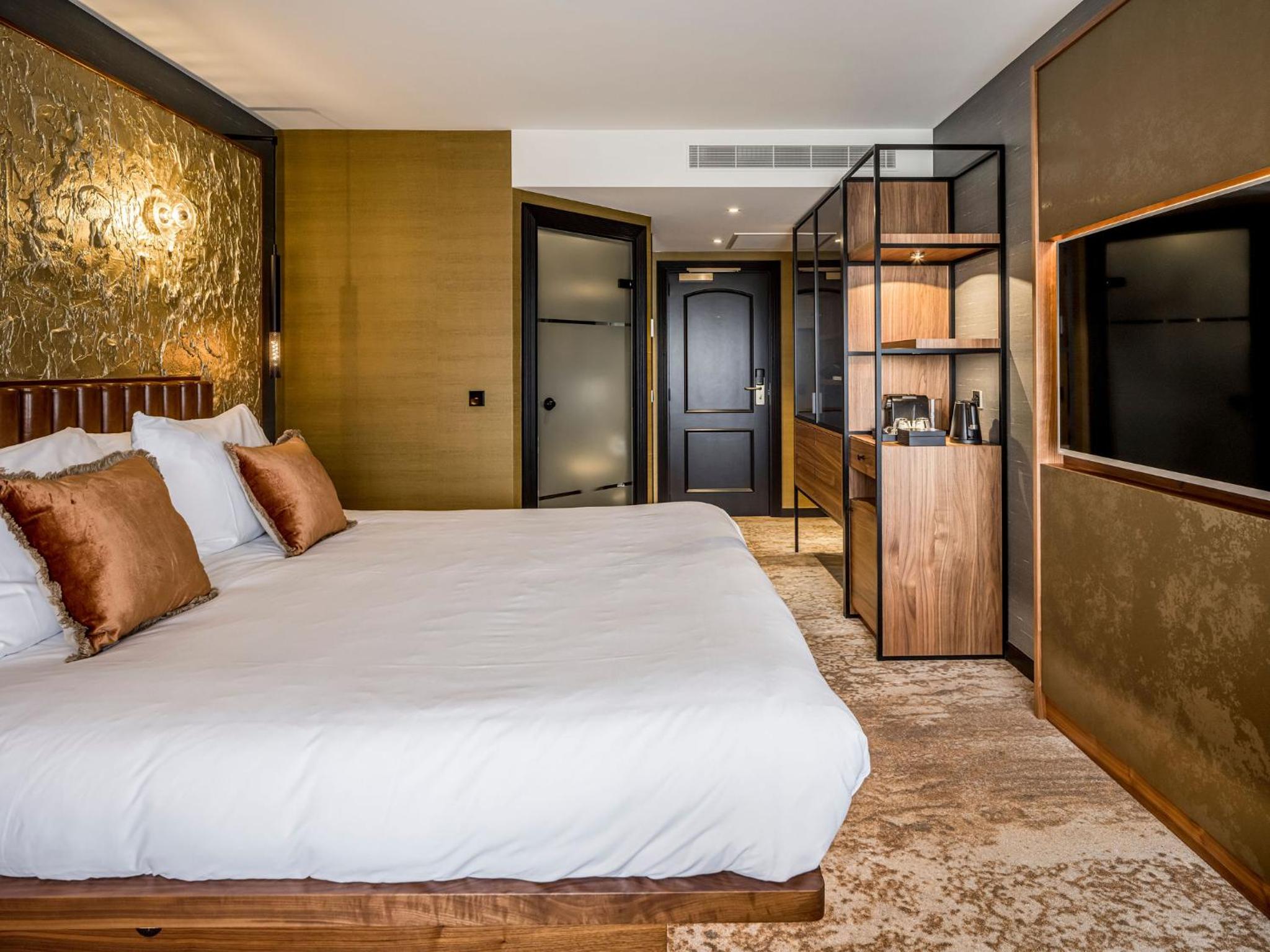 Dutch Design Double Room with Balcony - Photo 9