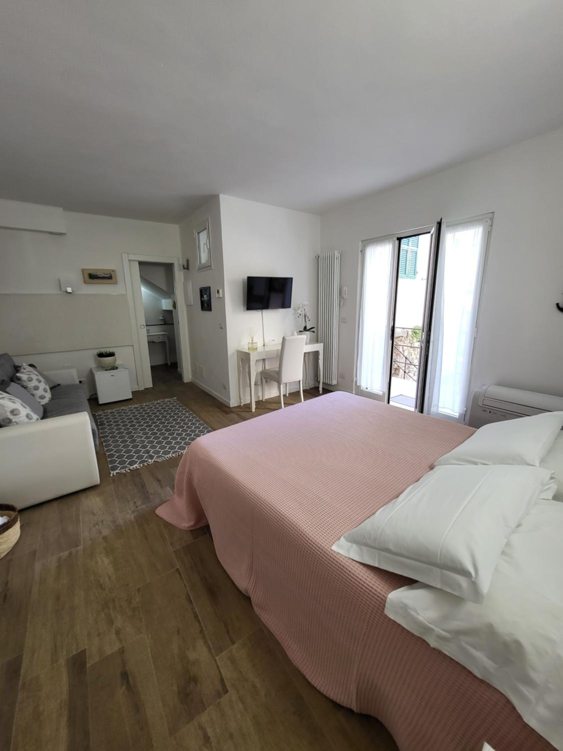 Deluxe Room (2 Adults + 1 Child) - Photo 16