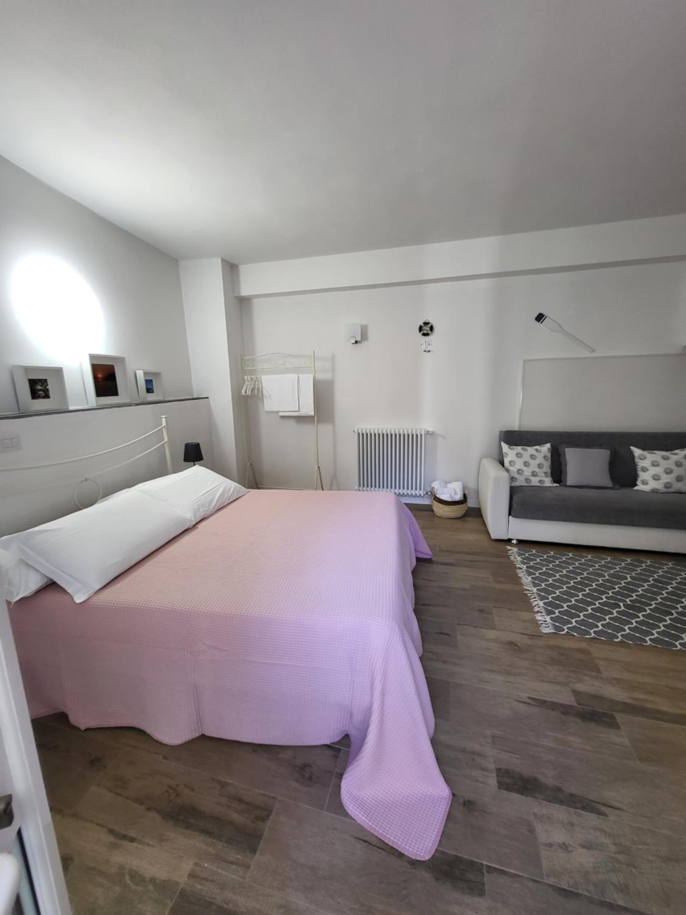 Deluxe Room (2 Adults + 1 Child) - Photo 1