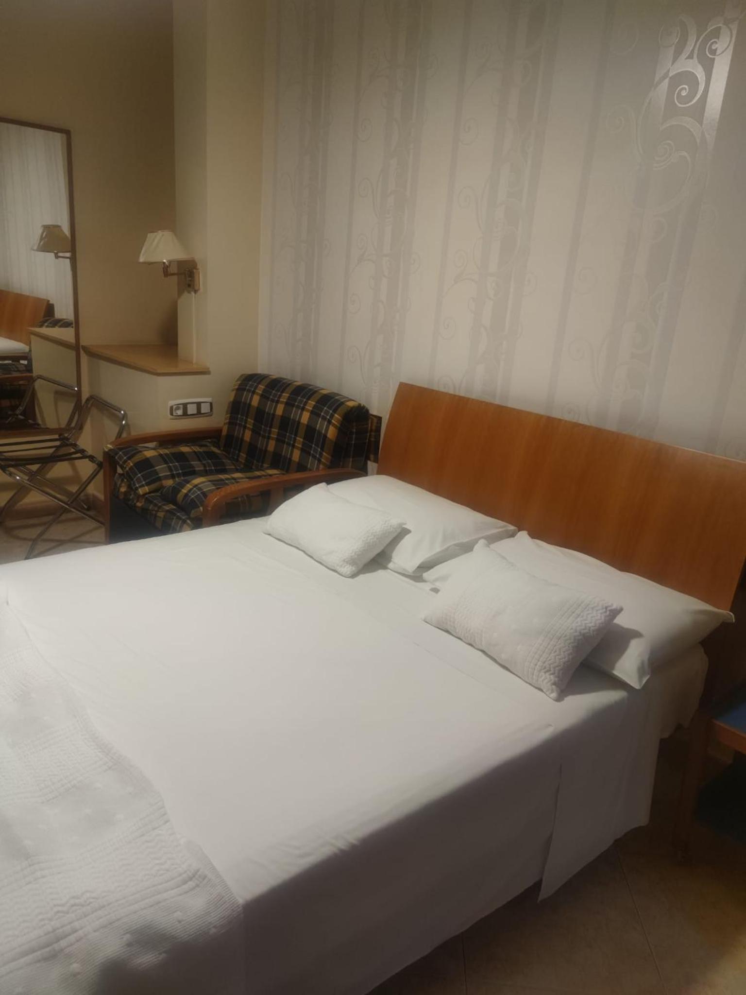 Double or Twin Room - Photo 2
