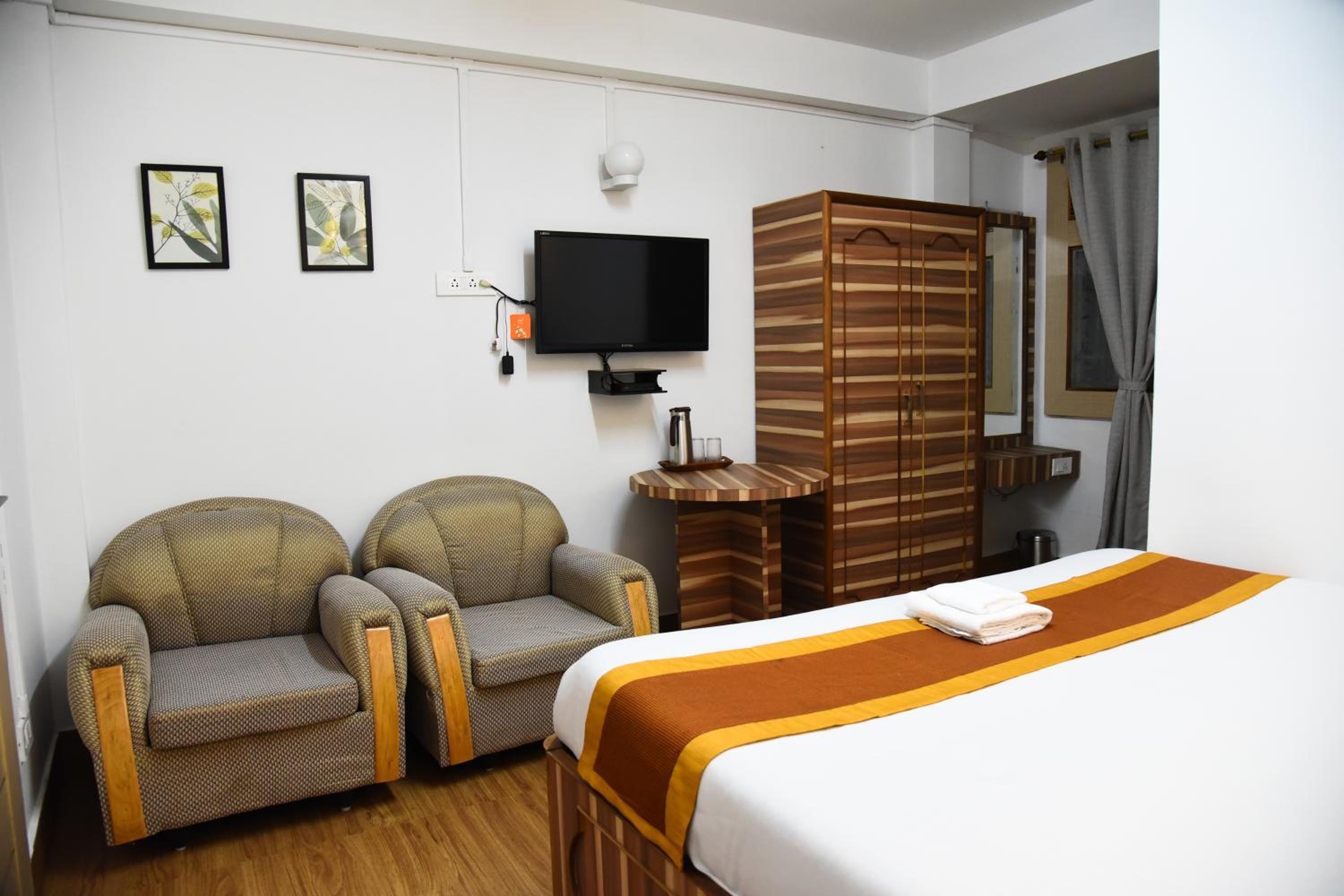 Deluxe Double Room (2 Adults + 1 Child) - Photo 4