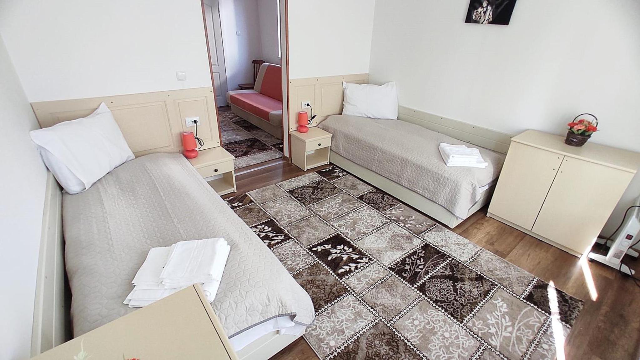 Standard Twin Room with Sofa - Photo 1