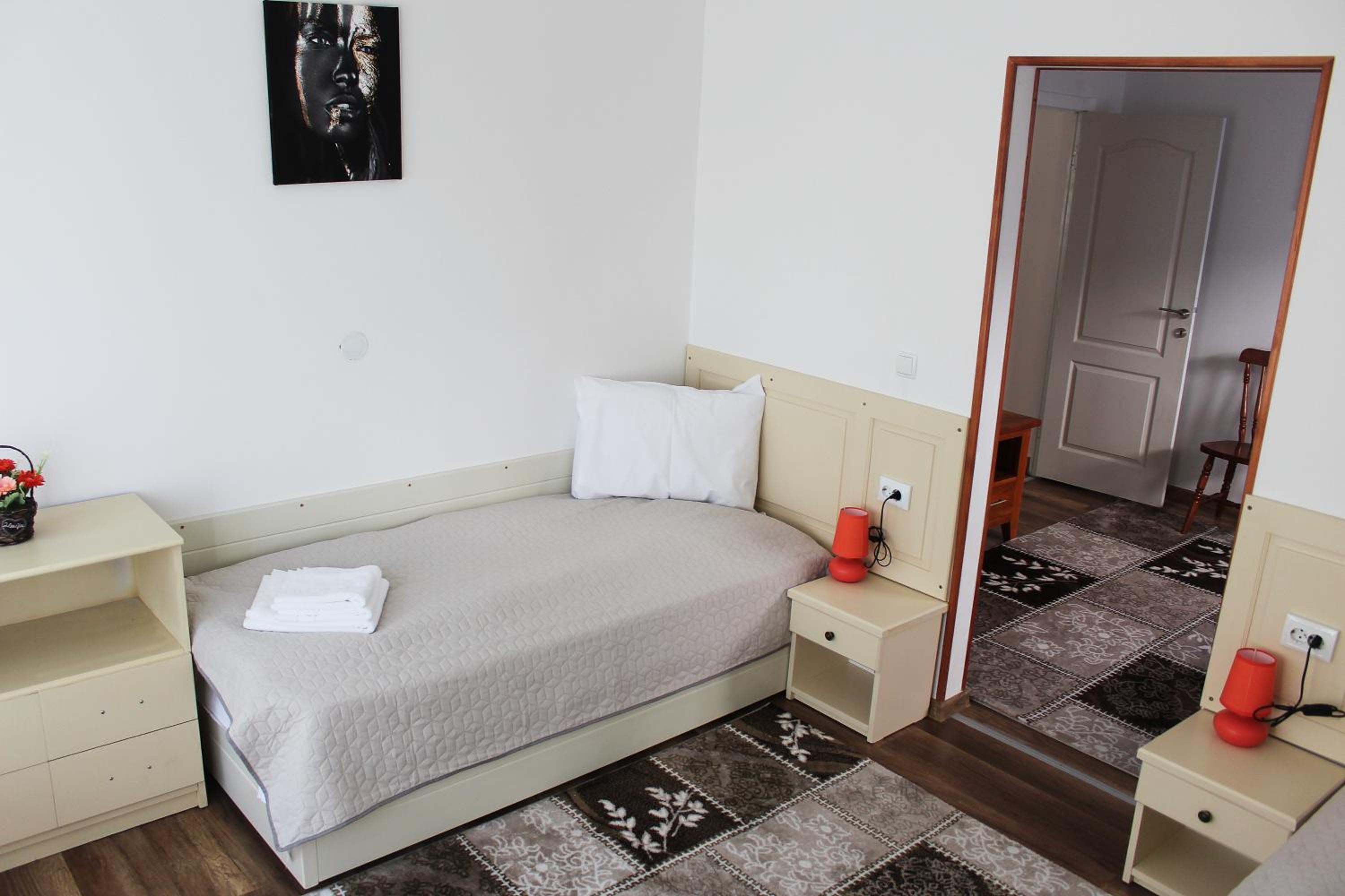 Standard Twin Room with Sofa - Photo 3