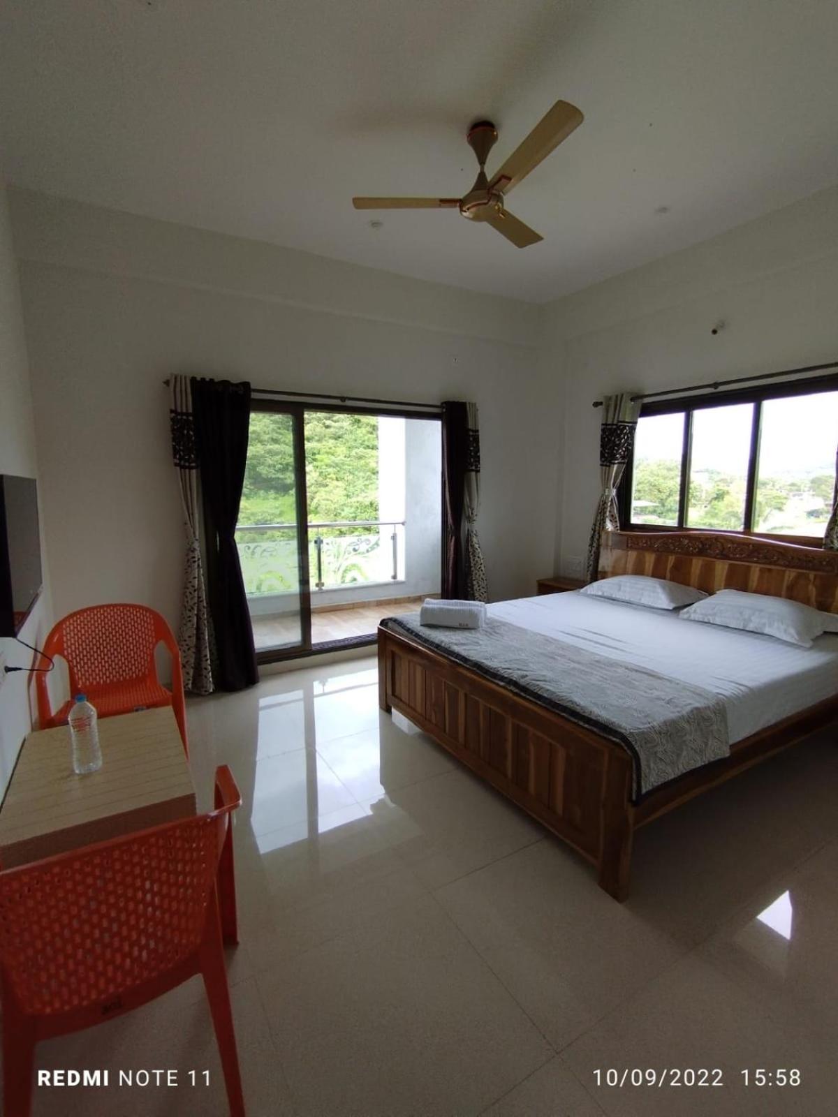 Deluxe Room - Photo 13