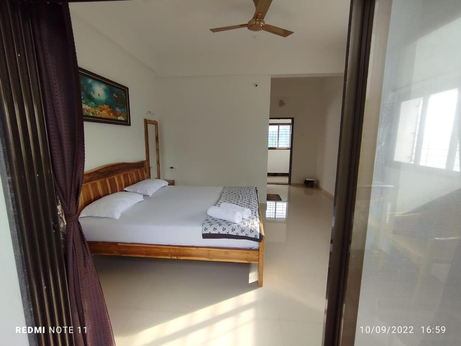 Deluxe Room - Photo 12