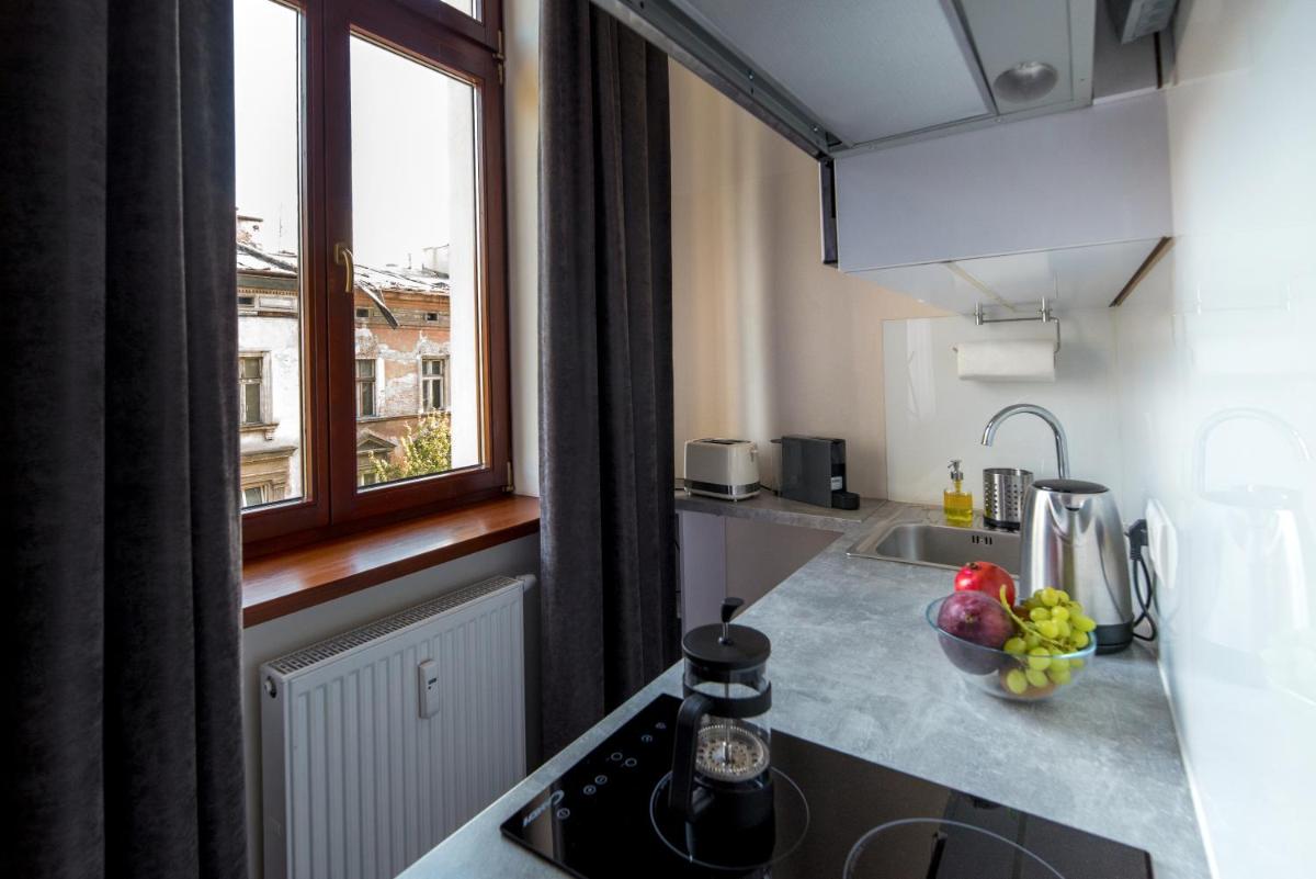 Deluxe King Suite - Photo 17