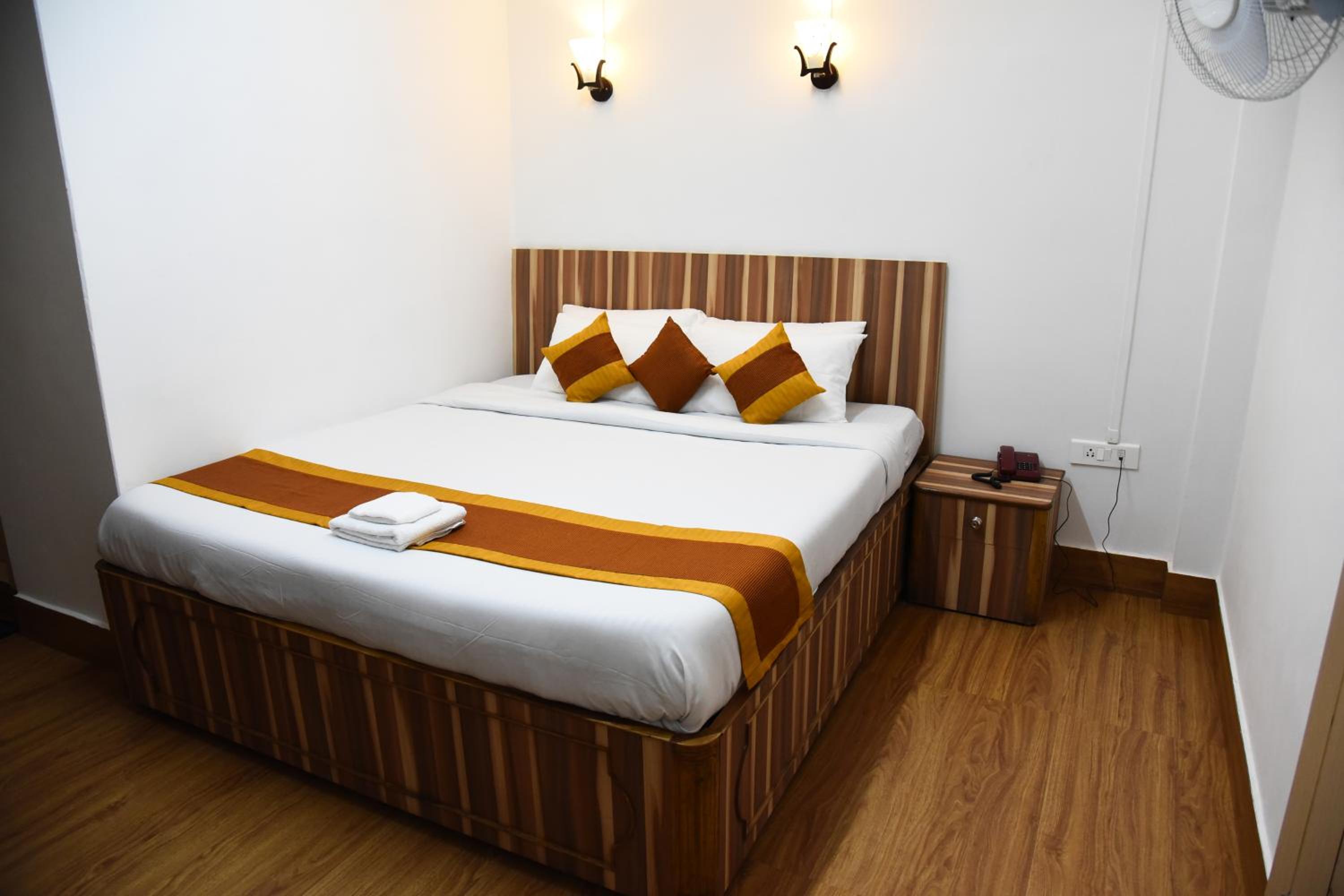 Deluxe Double Room (2 Adults + 1 Child) - Photo 3