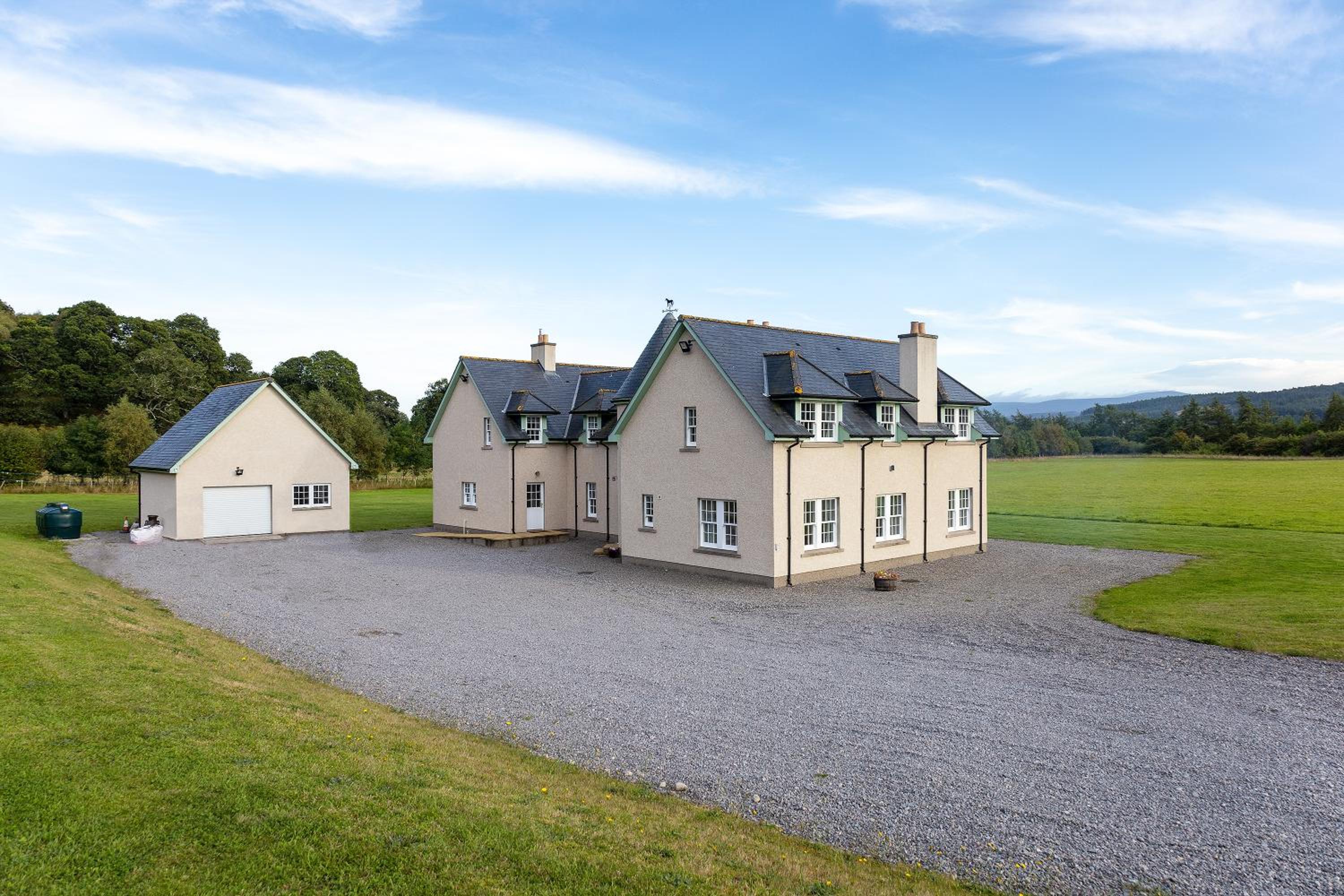 Six-Bedroom House photo 2