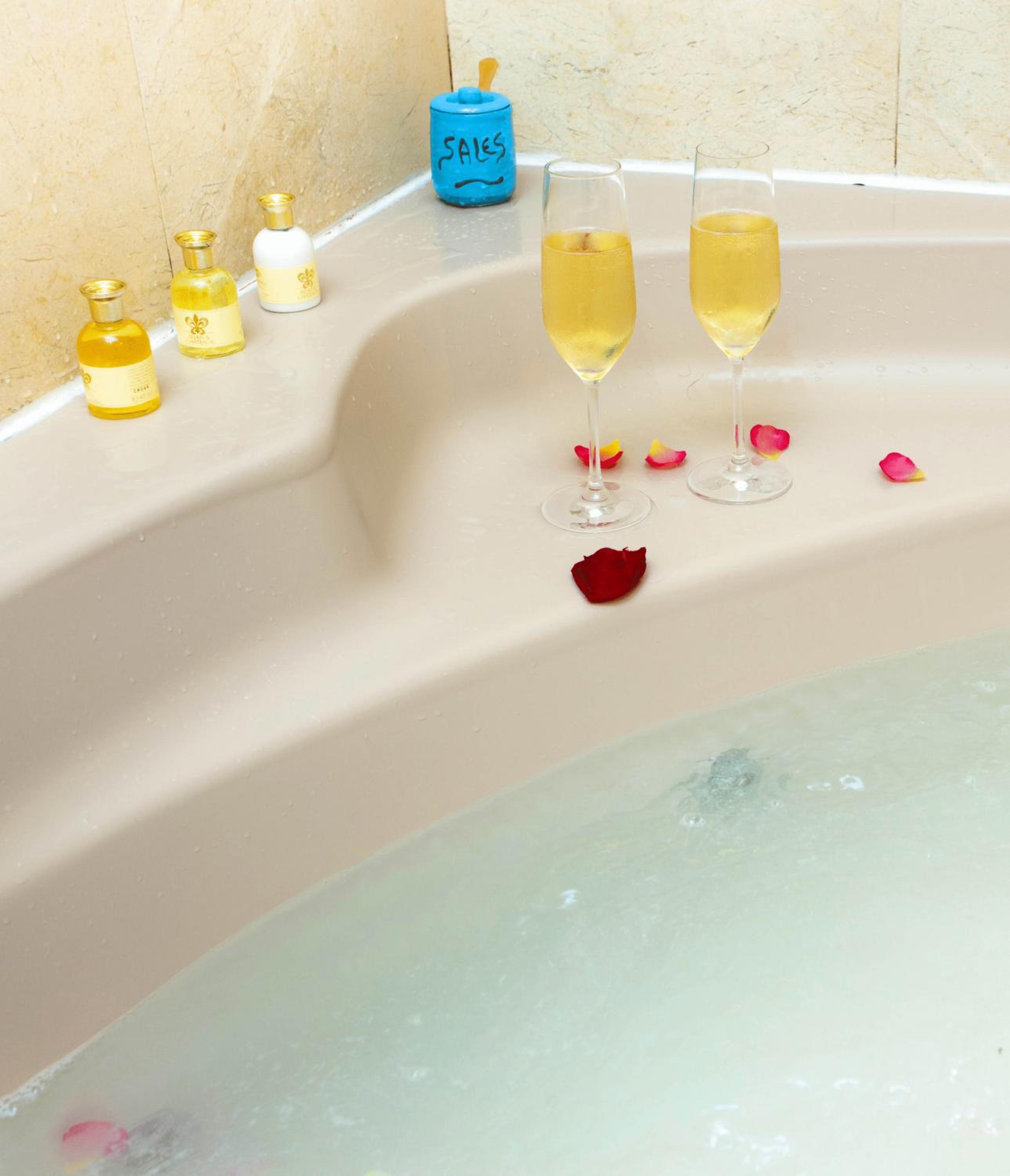Suite with Hydro Massage and Terrace - Photo 23