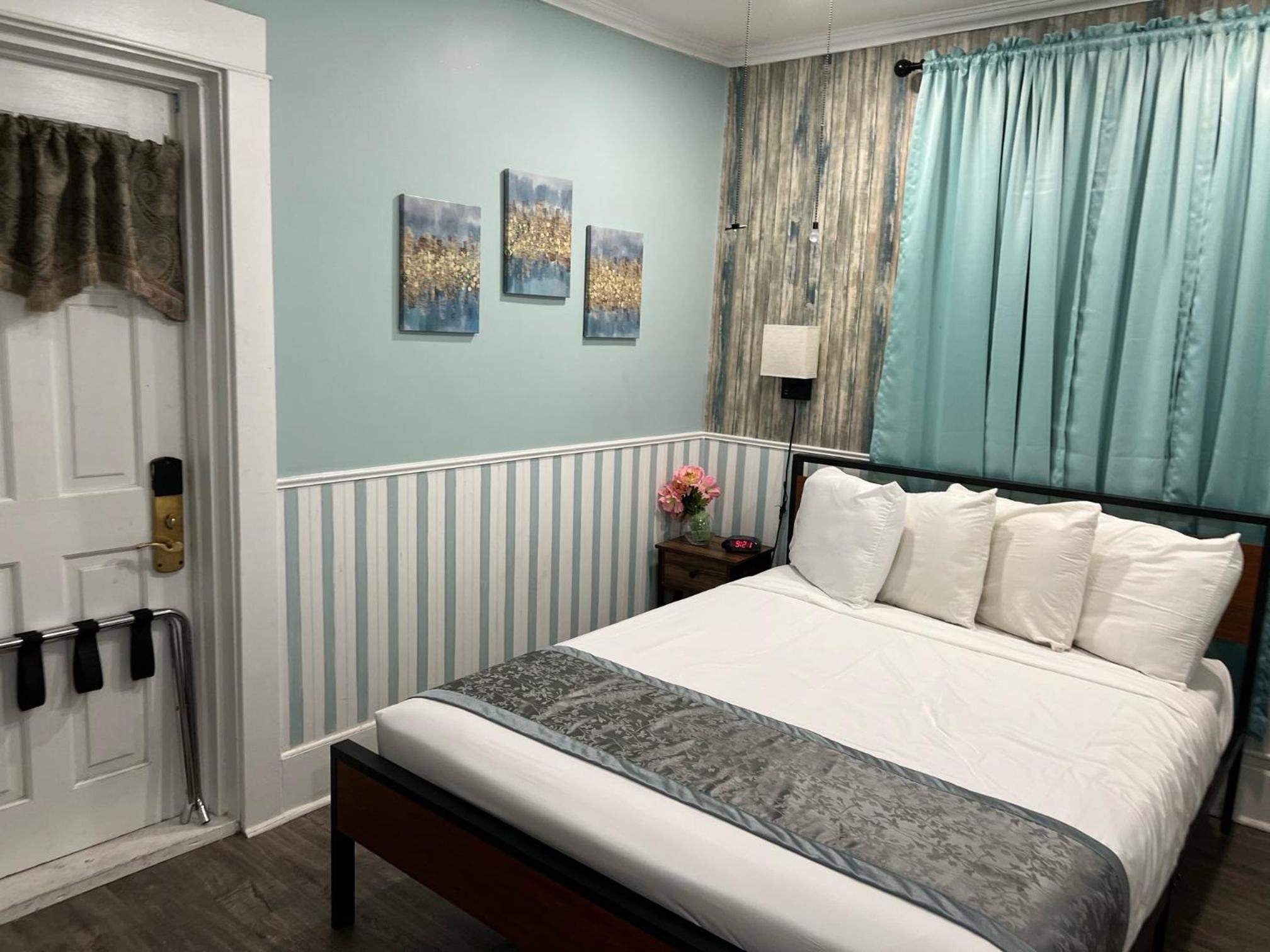 Standard Queen Room