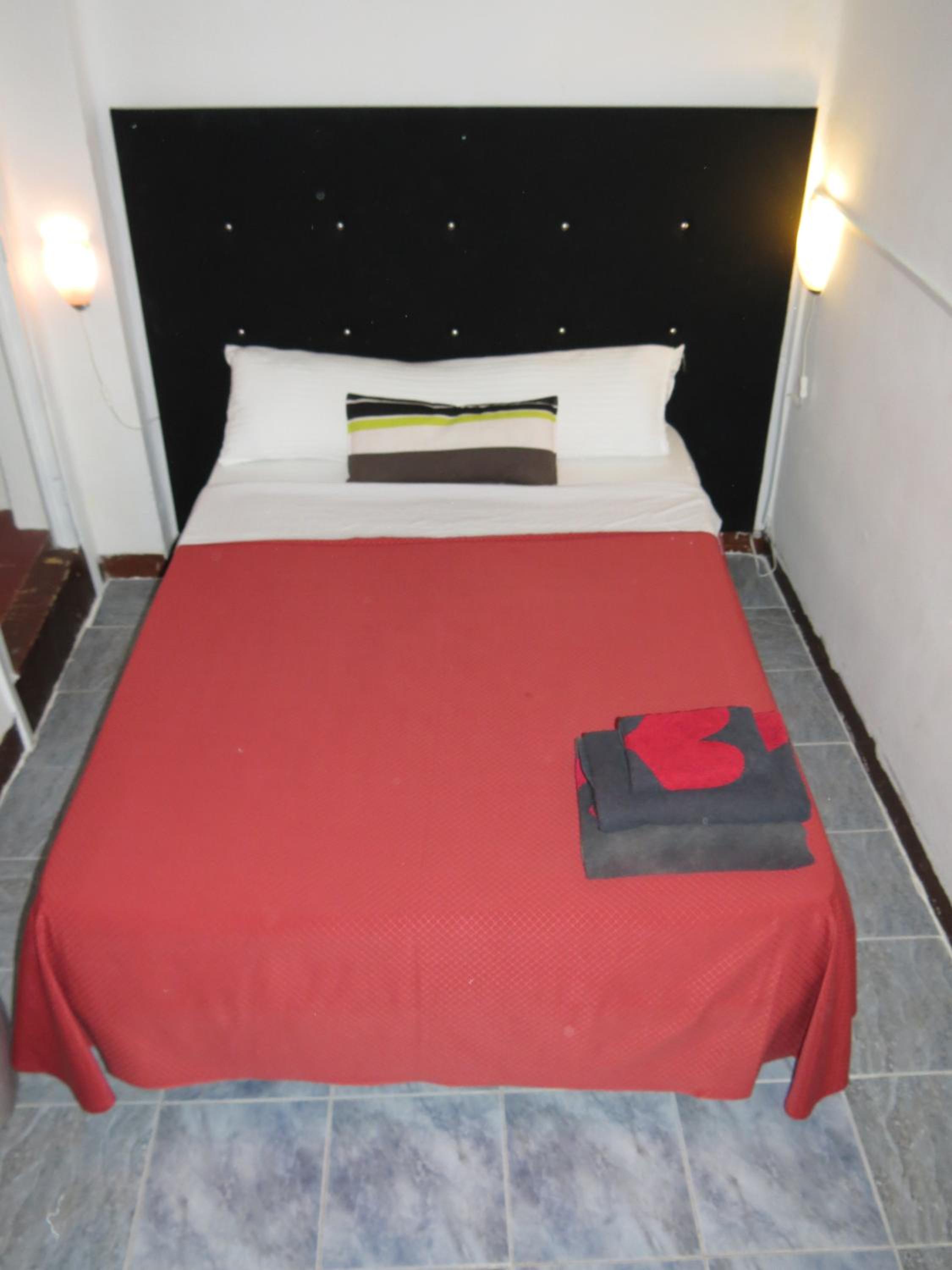 Double Room with Private Bathroom - Photo 2