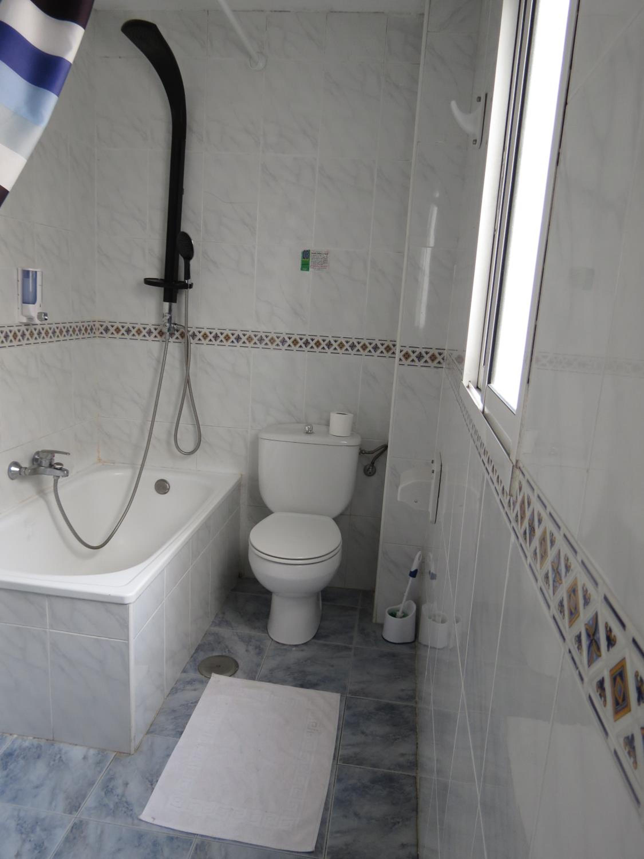 Double Room with Private Bathroom - Photo 7