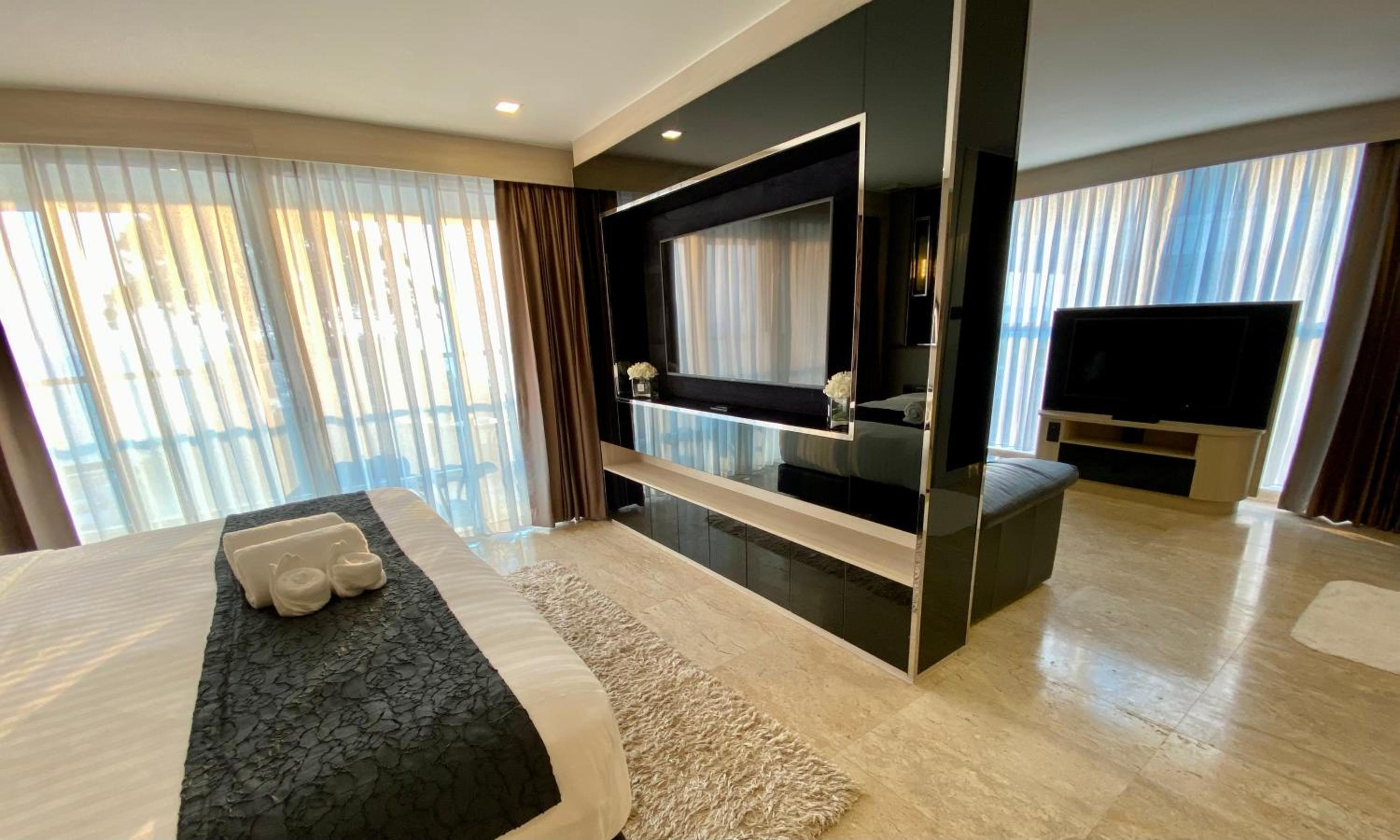 One-Bedroom Premium King Suite with Bath Tub and Balcony - City View photo 2