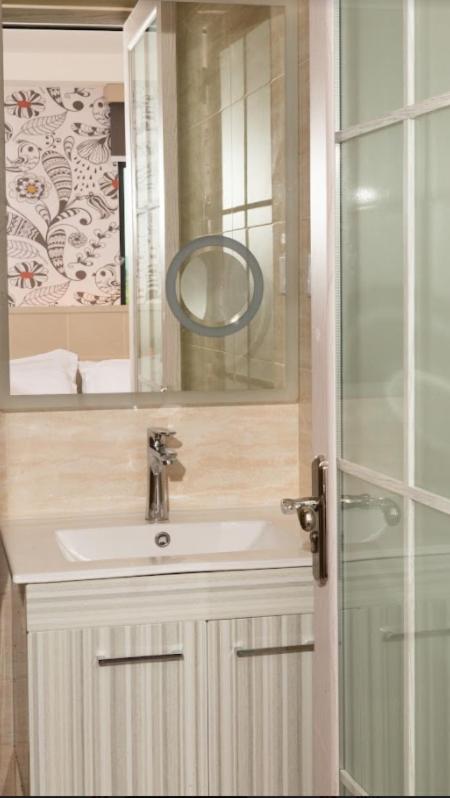 Standard Queen Room - Photo 10