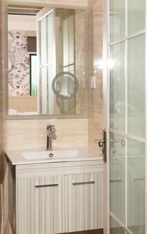 Standard Queen Room - Photo 17
