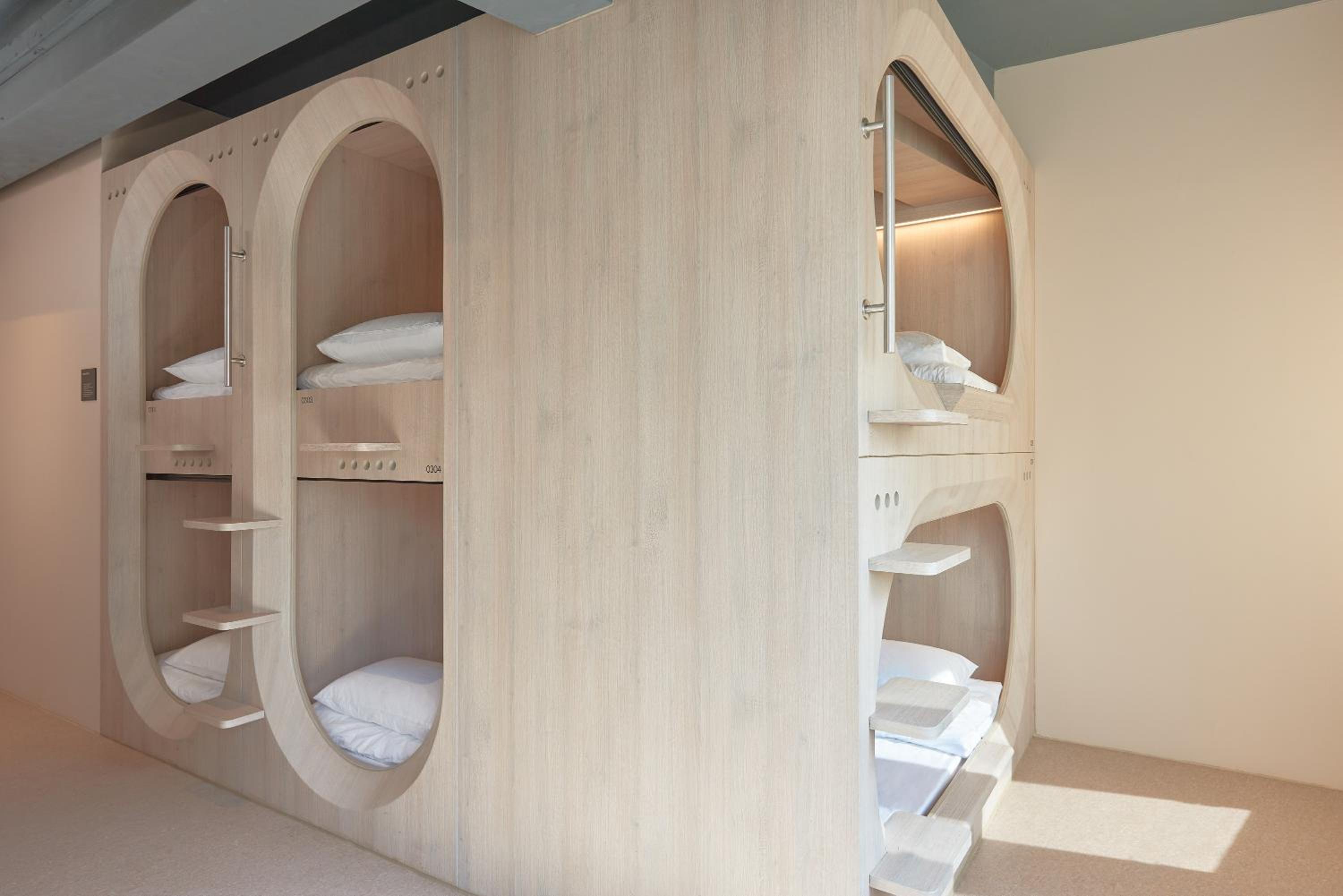 Single Capsule in a 10-Capsule Female-Only Room (2)