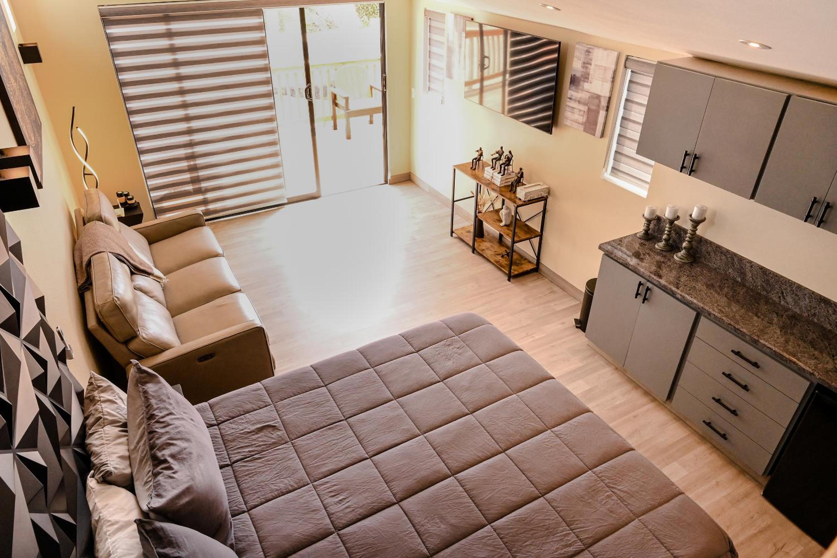 One-Bedroom Apartment photo 3