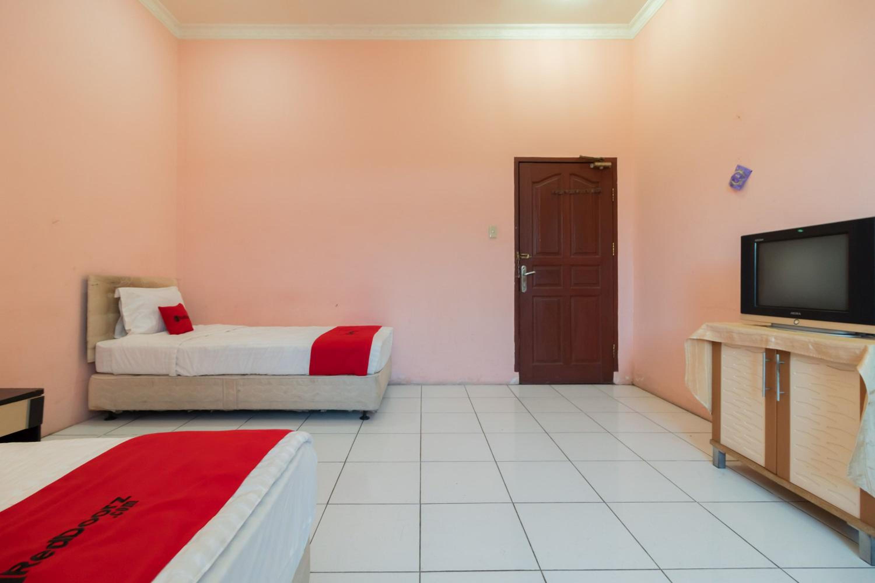 Standard Twin Room - Photo 5