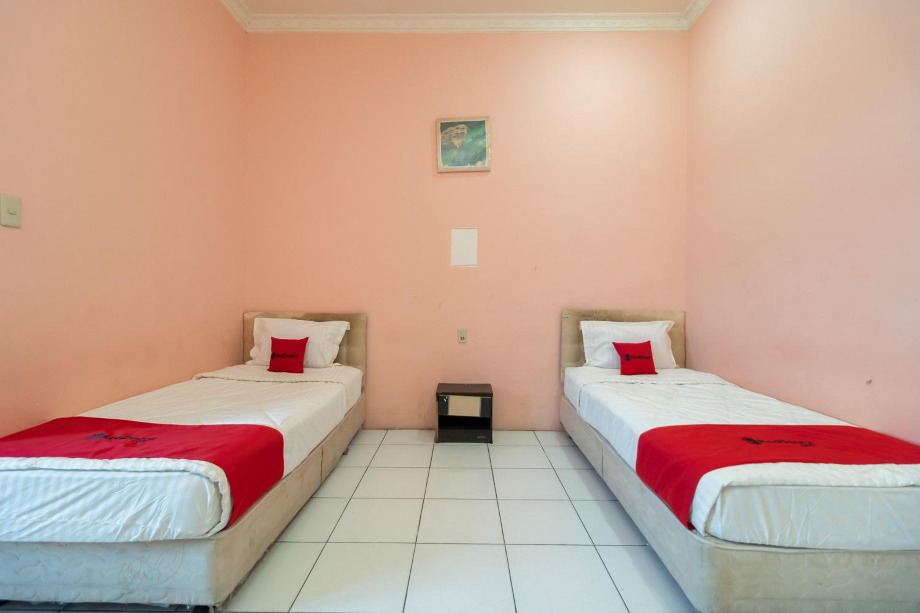 Standard Twin Room - Photo 1