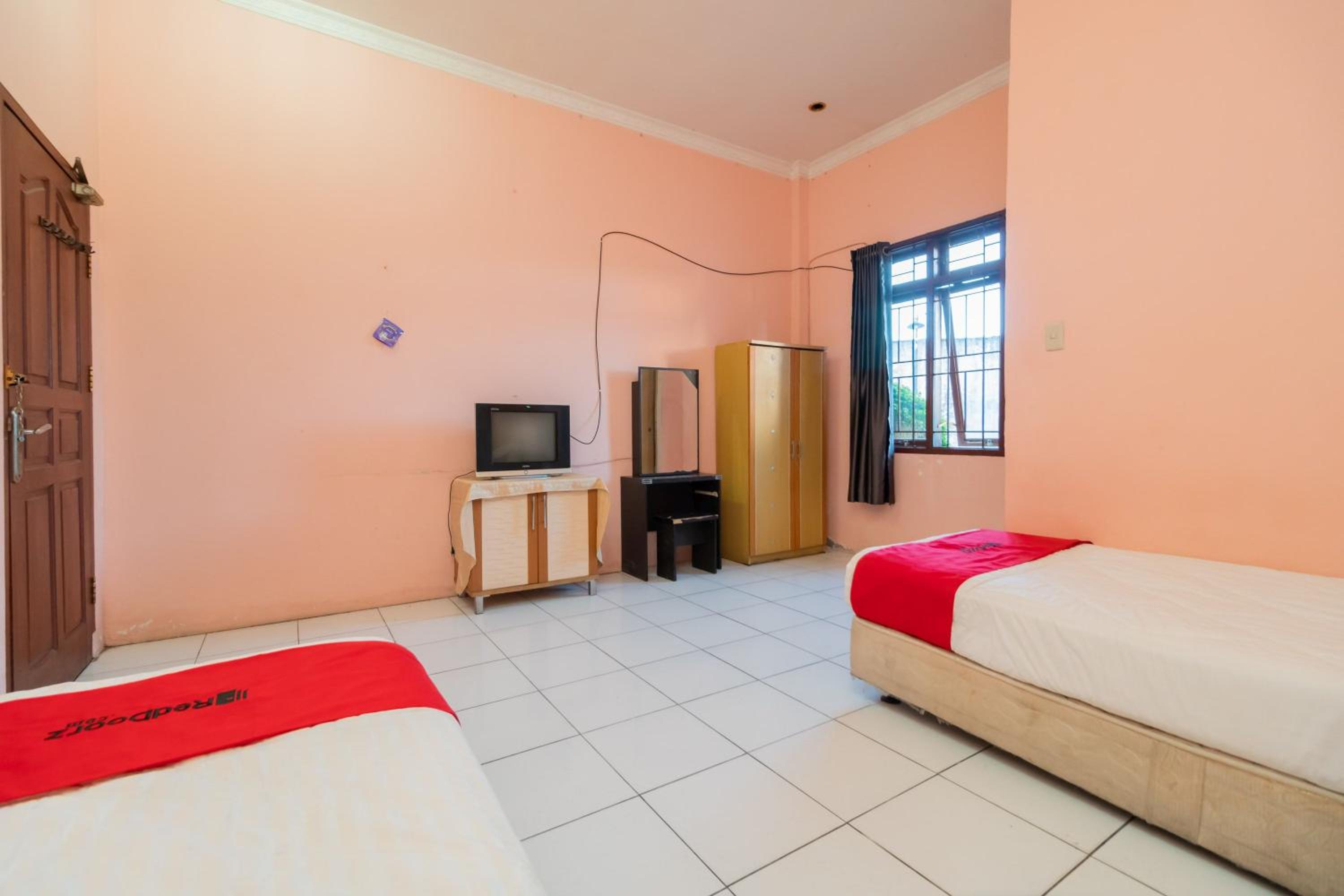 Standard Twin Room - Photo 4