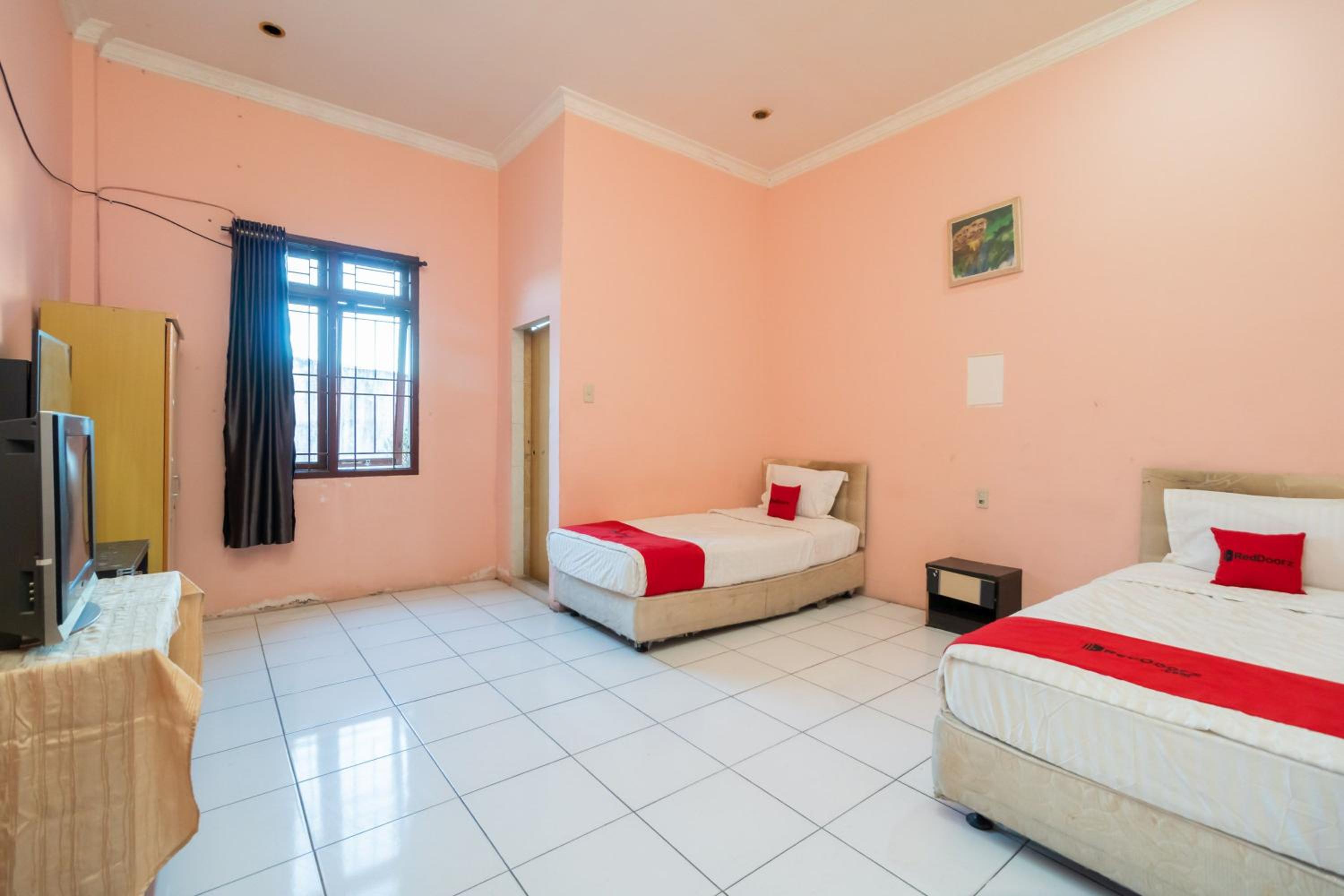 Standard Twin Room - Photo 3