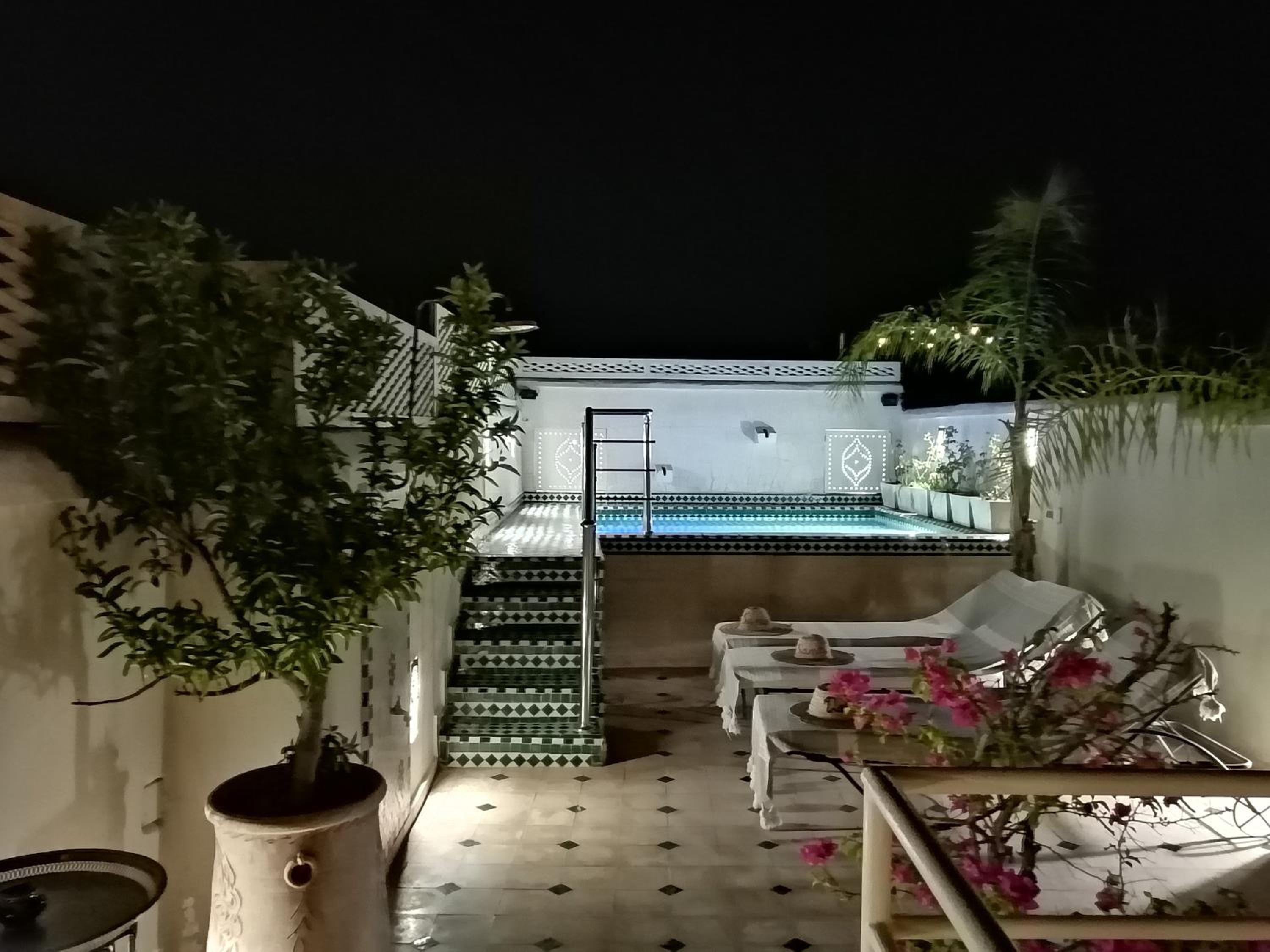 Double Room with Balcony - Photo 11