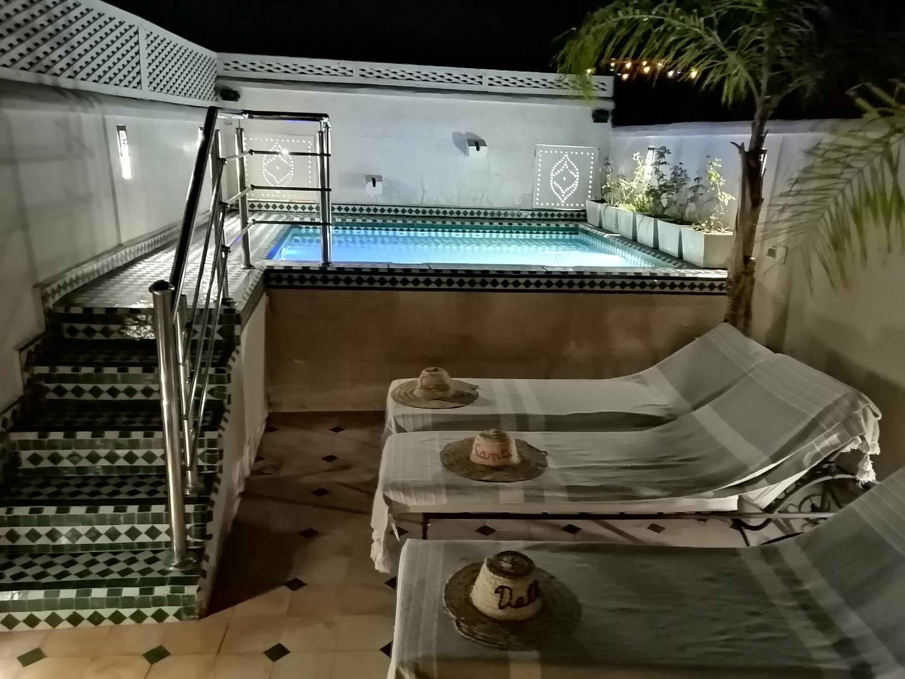 Double Room with Balcony - Photo 10