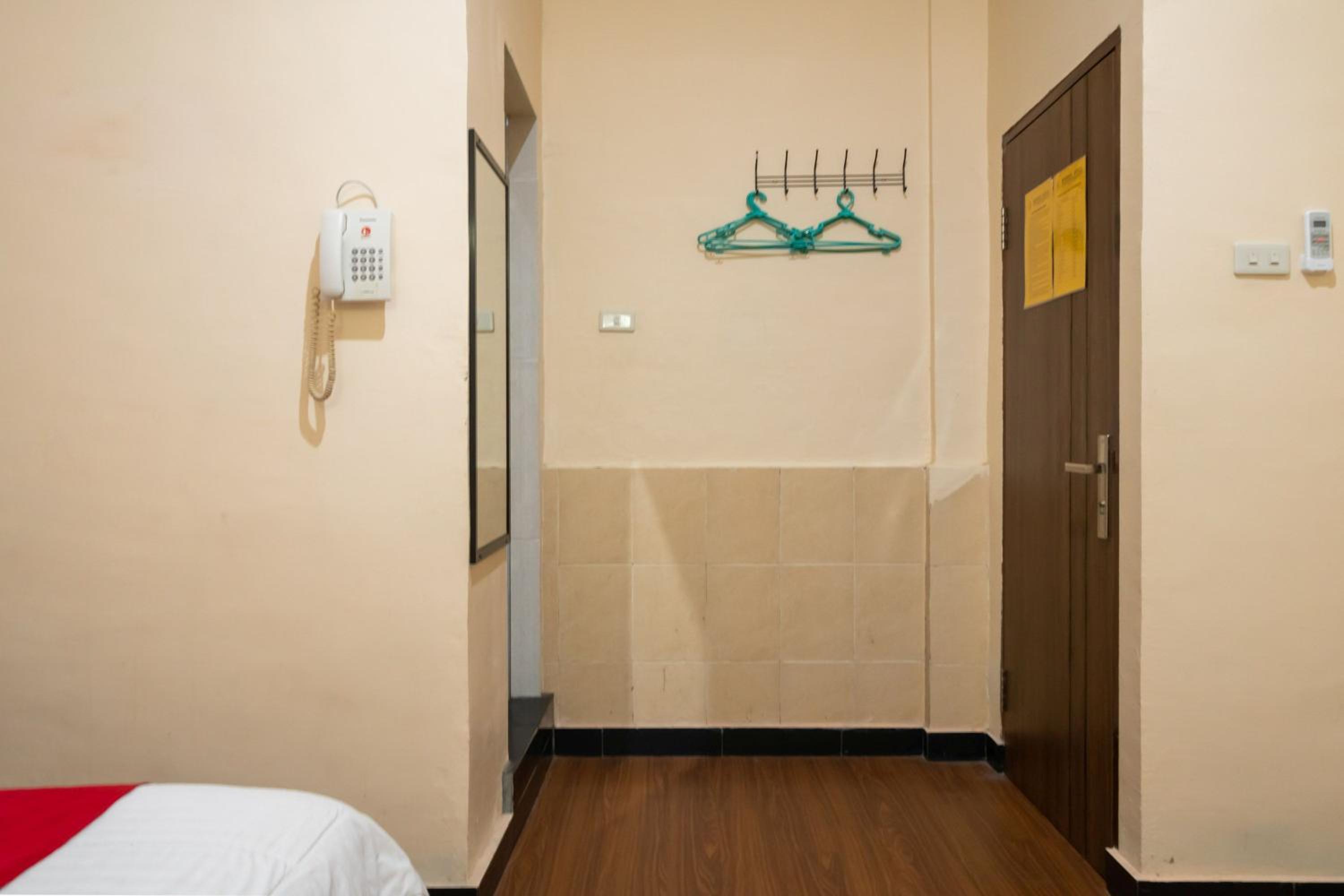 Standard Double Room - Photo 7