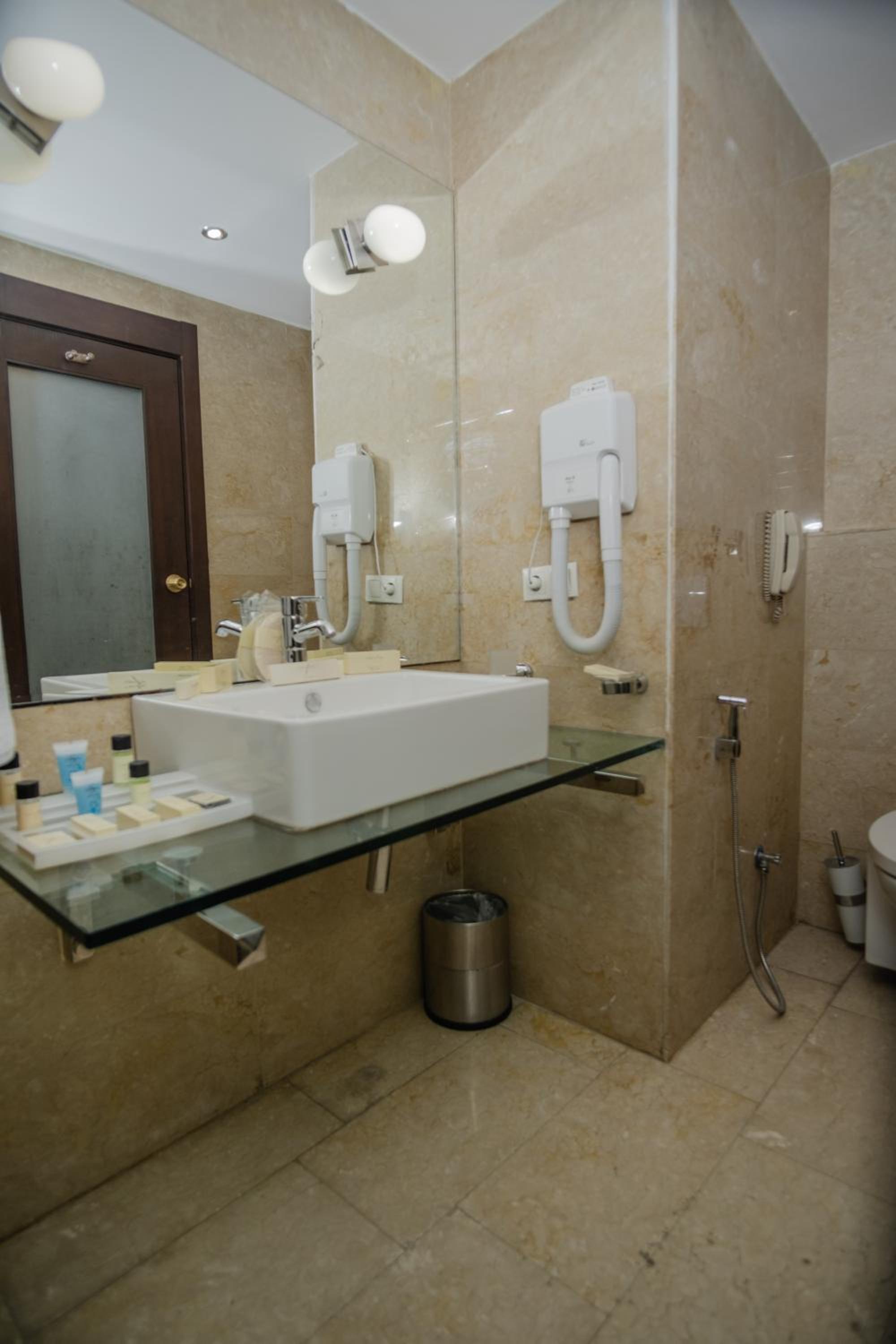 Standard King Room - Photo 4