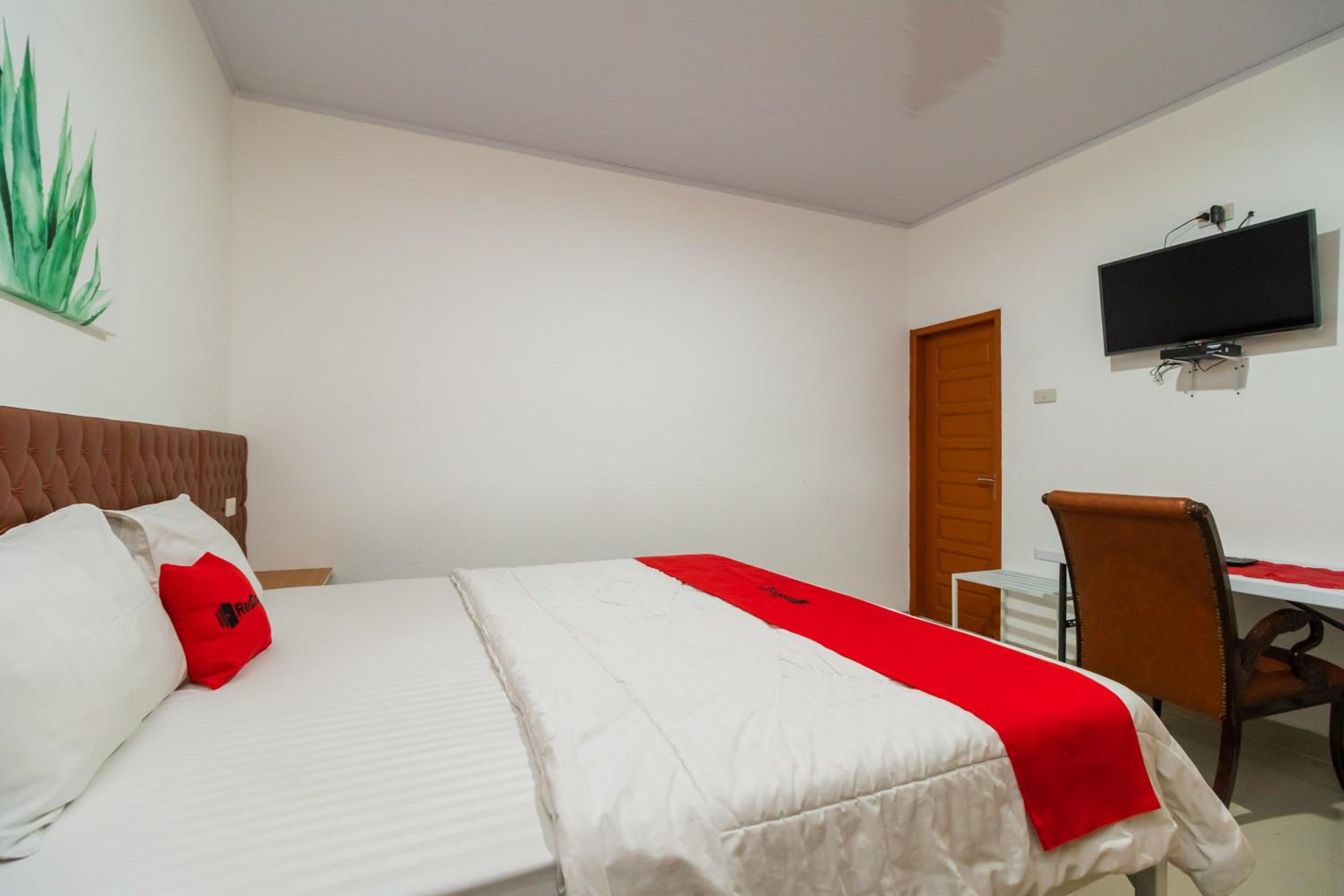 Deluxe Room - Photo 8