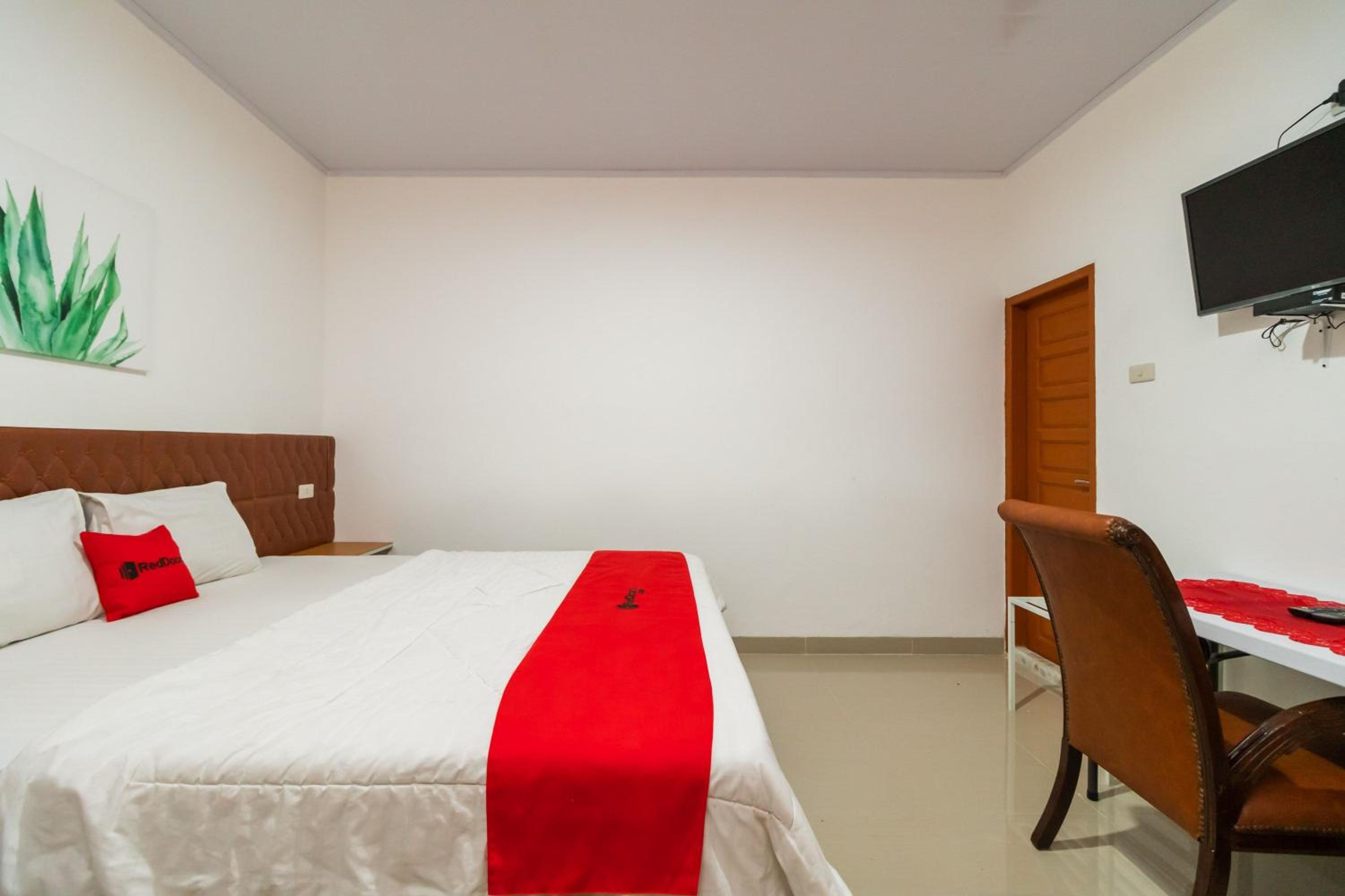 Deluxe Room - Photo 7