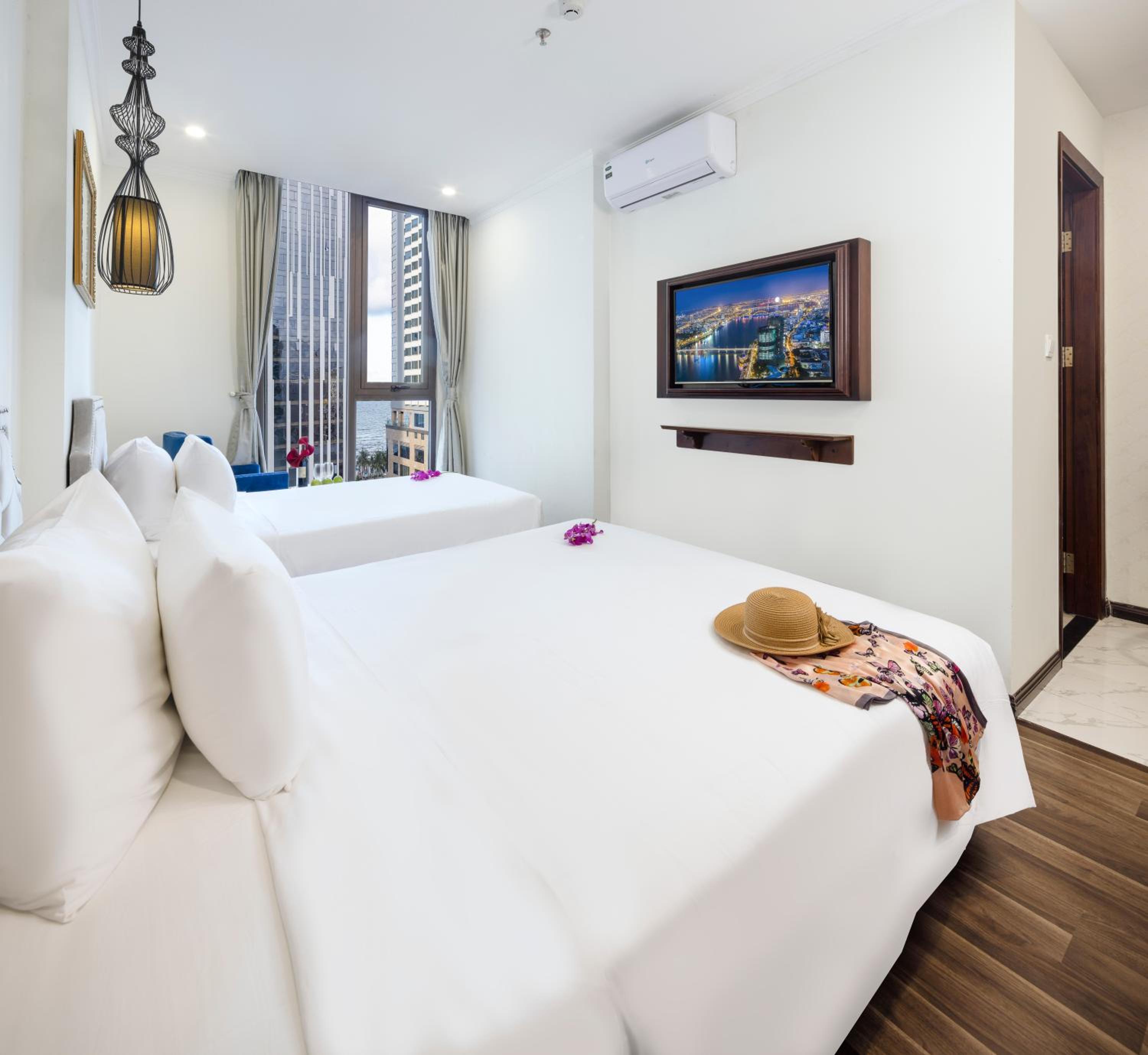 Deluxe Twin Room With Partial Sea View - Photo 2