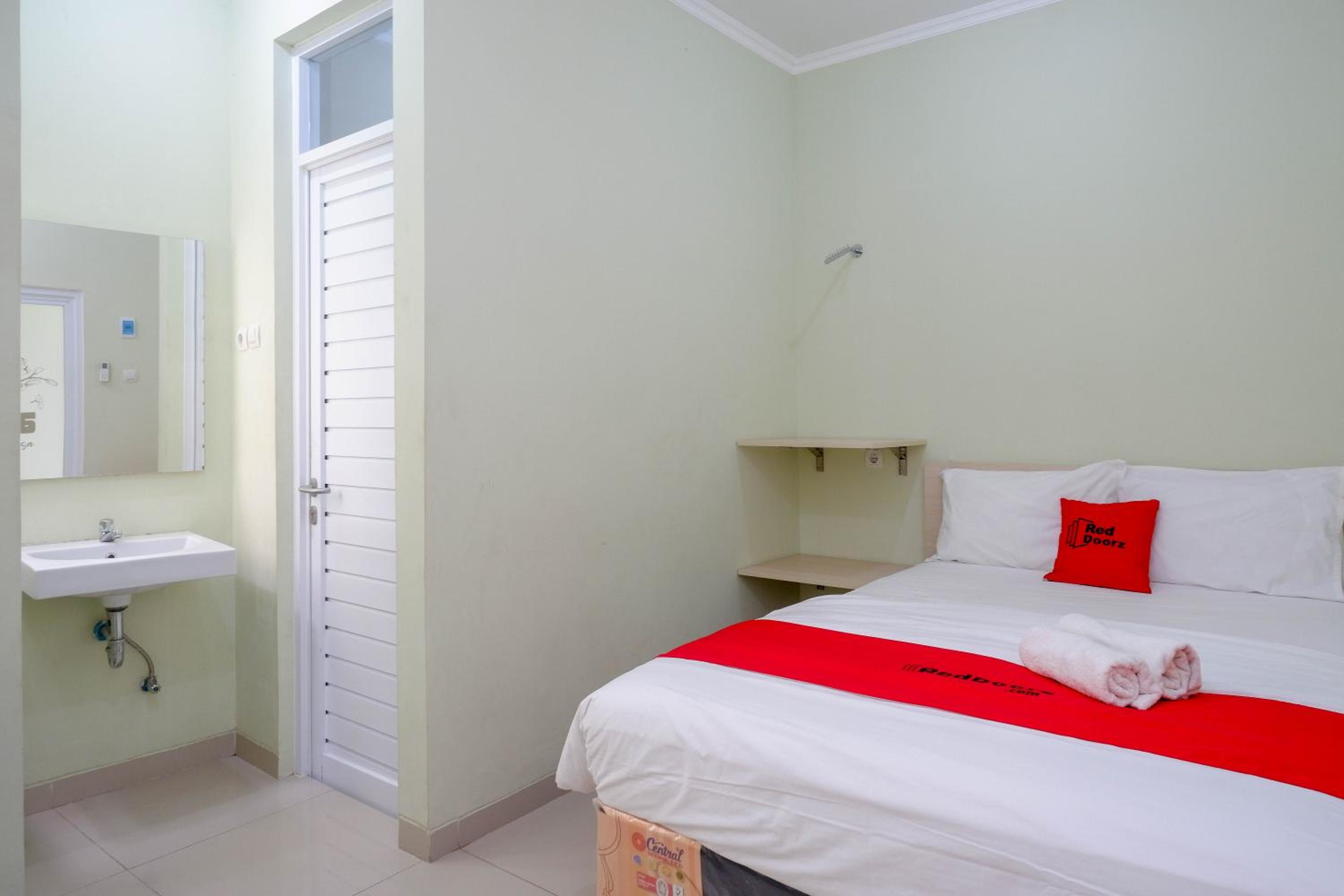 Standard Double Room - Photo 11