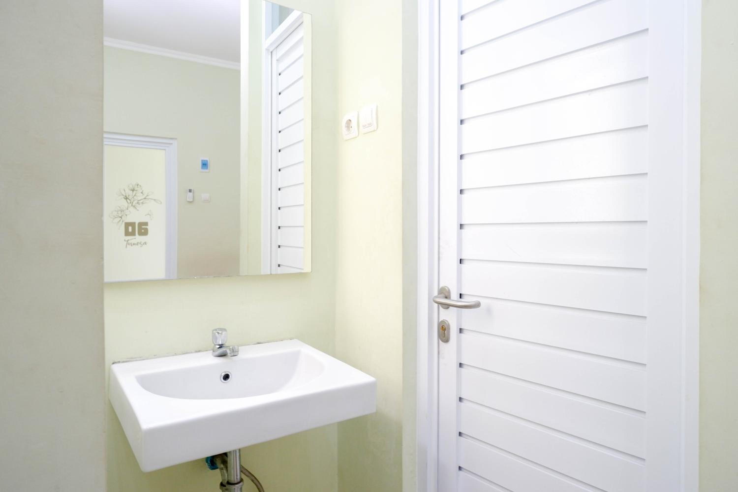 Standard Double Room - Photo 10