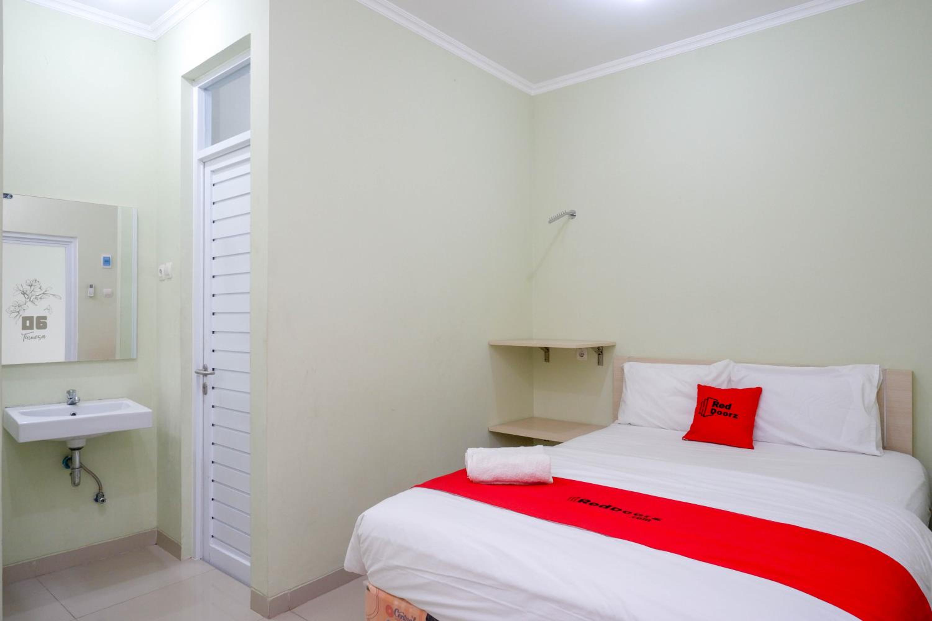 Standard Double Room - Photo 17