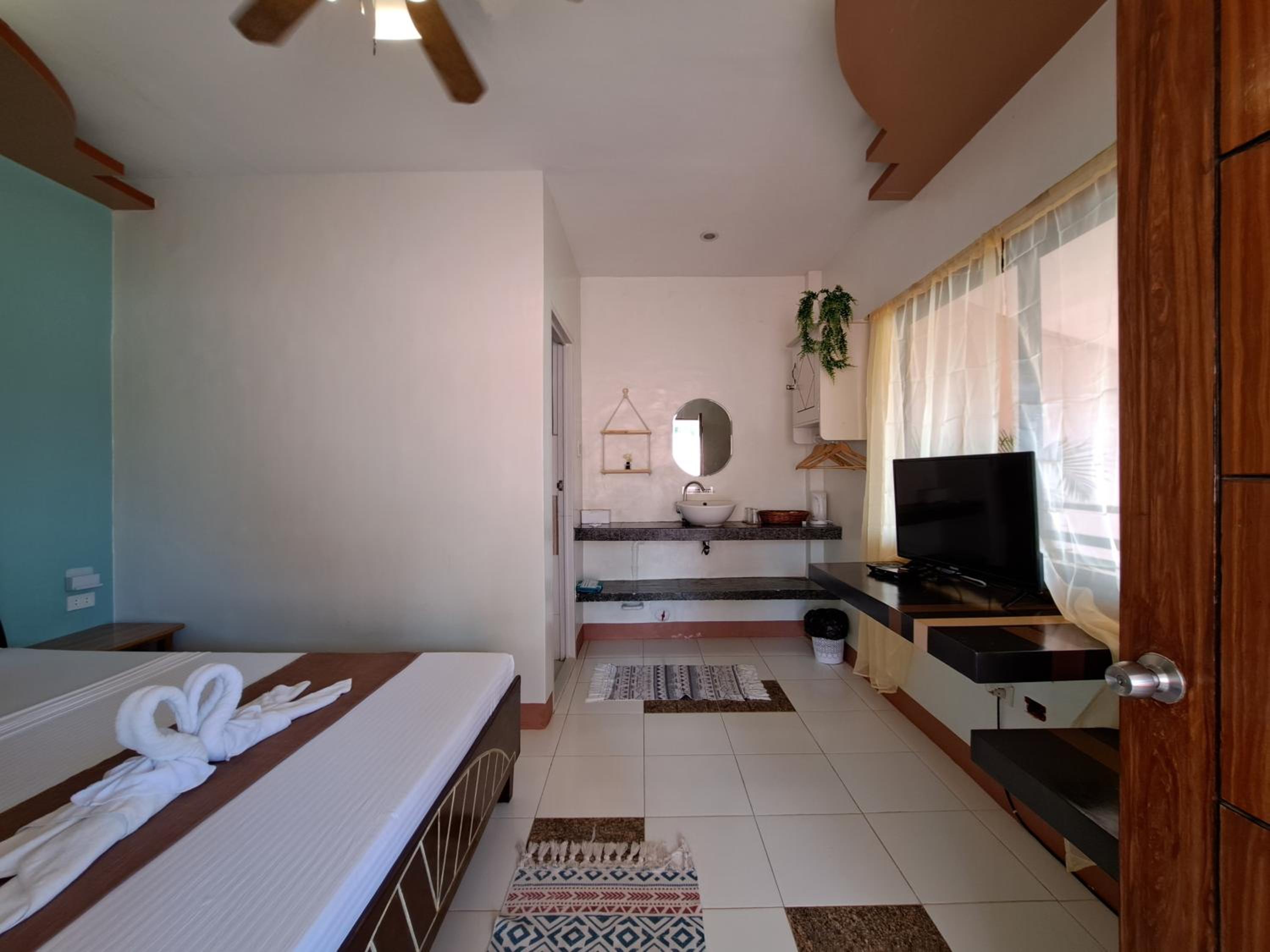 Deluxe Double Room with Side Sea View - Photo 19