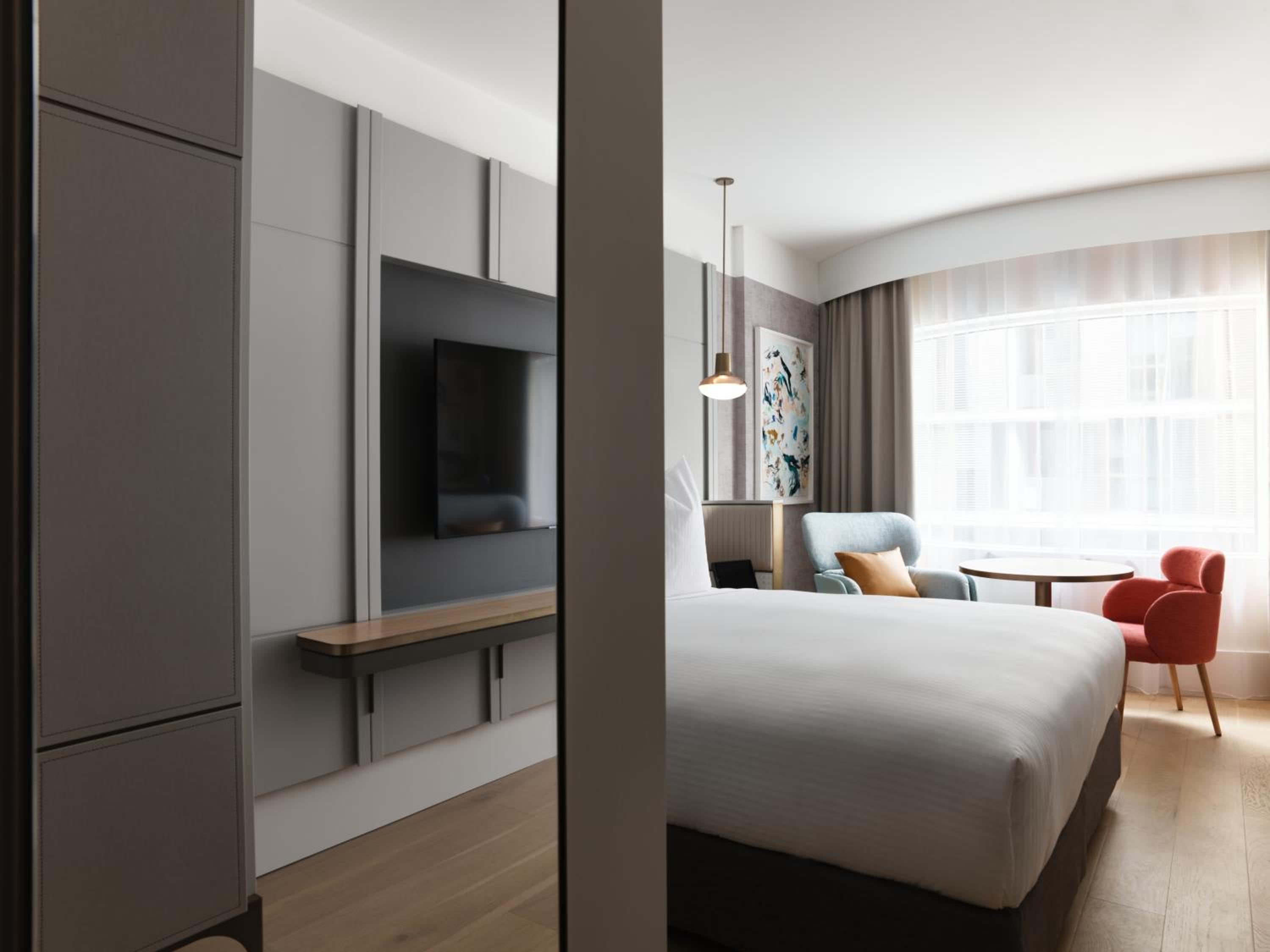 Superior King Room thumbnail 6