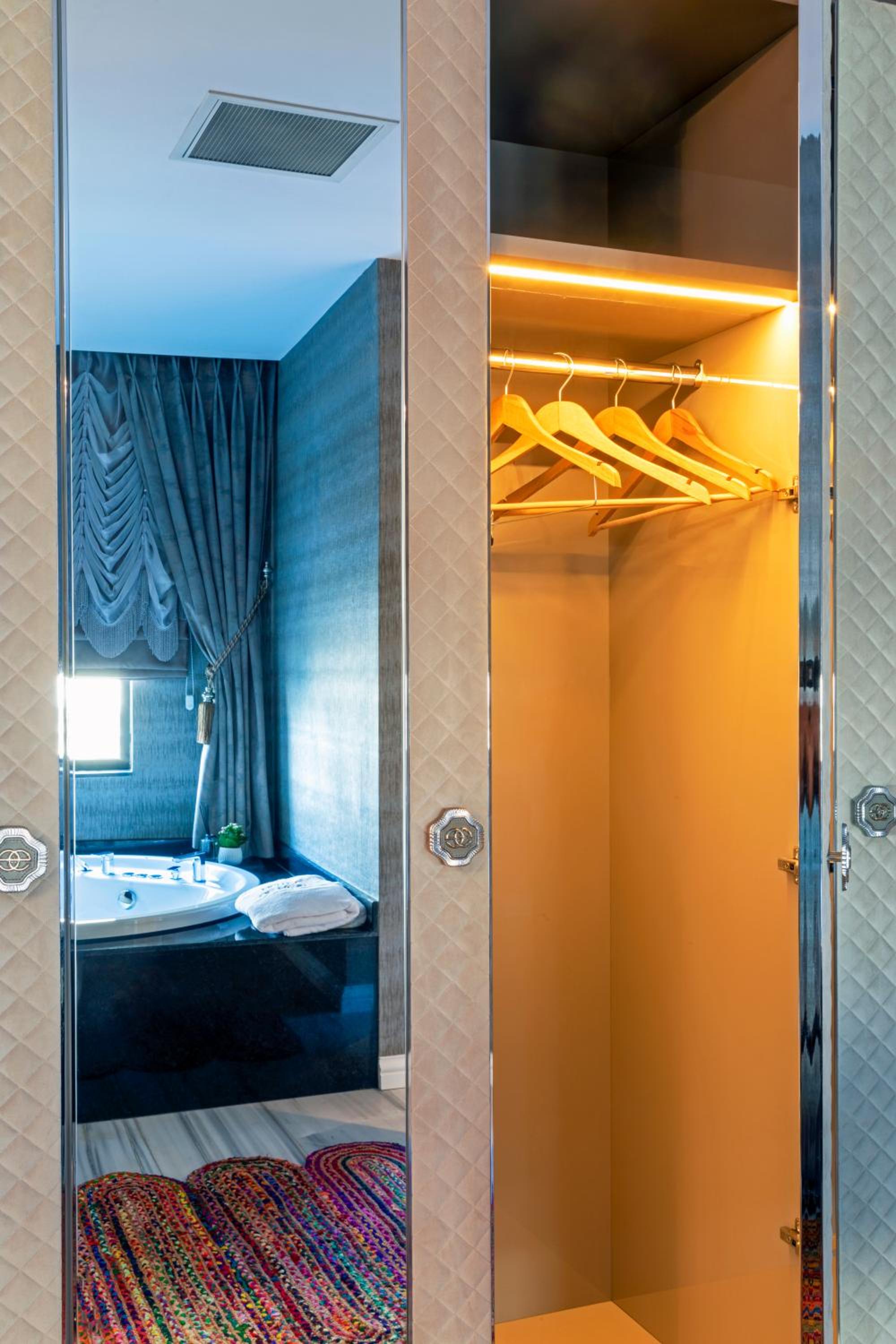Deluxe Suite with Jacuzzi thumbnail 6