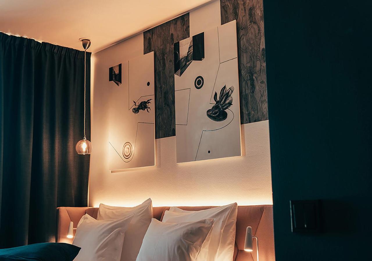 Deluxe King Room - Photo 13