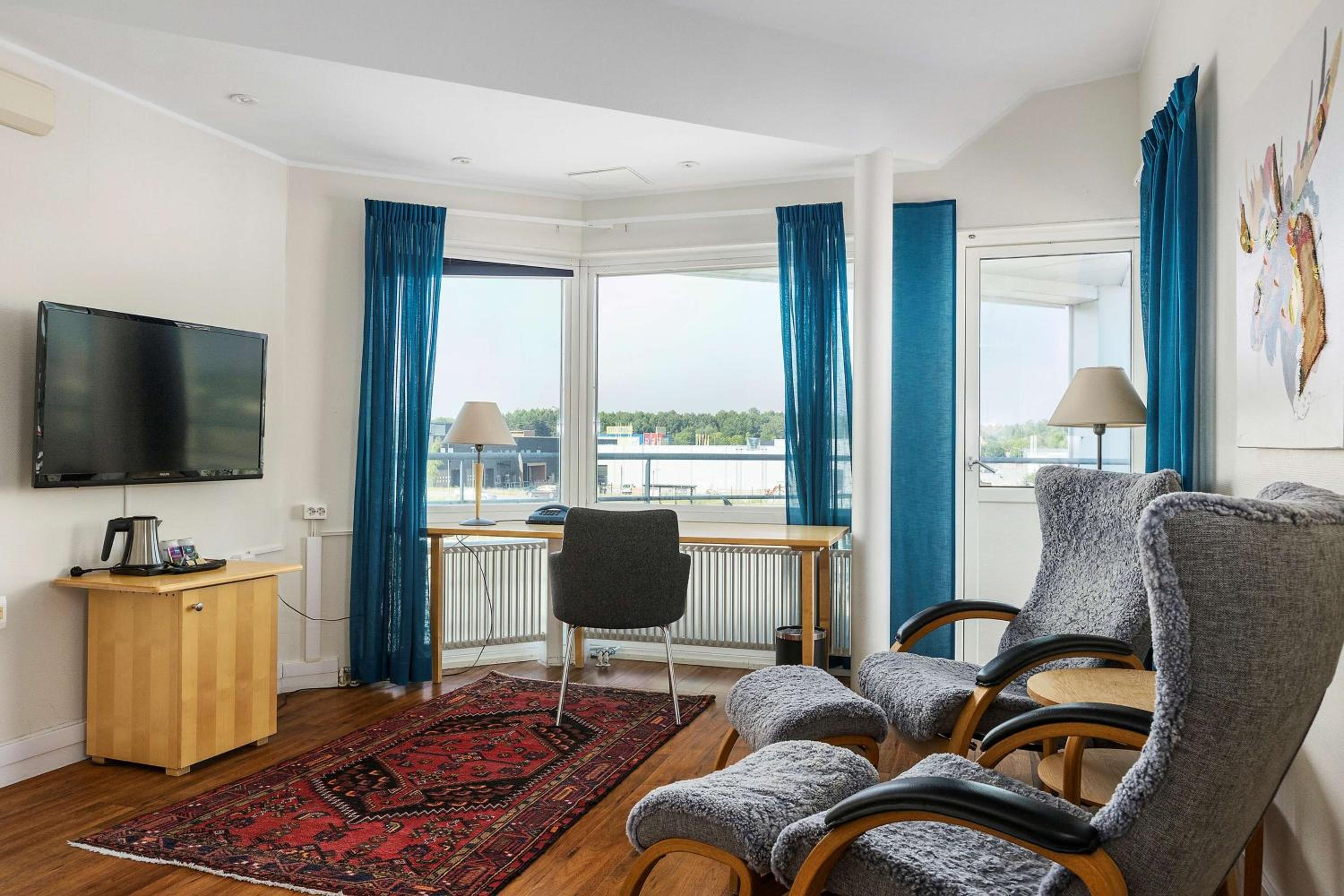Queen Suite with Balcony - Photo 9