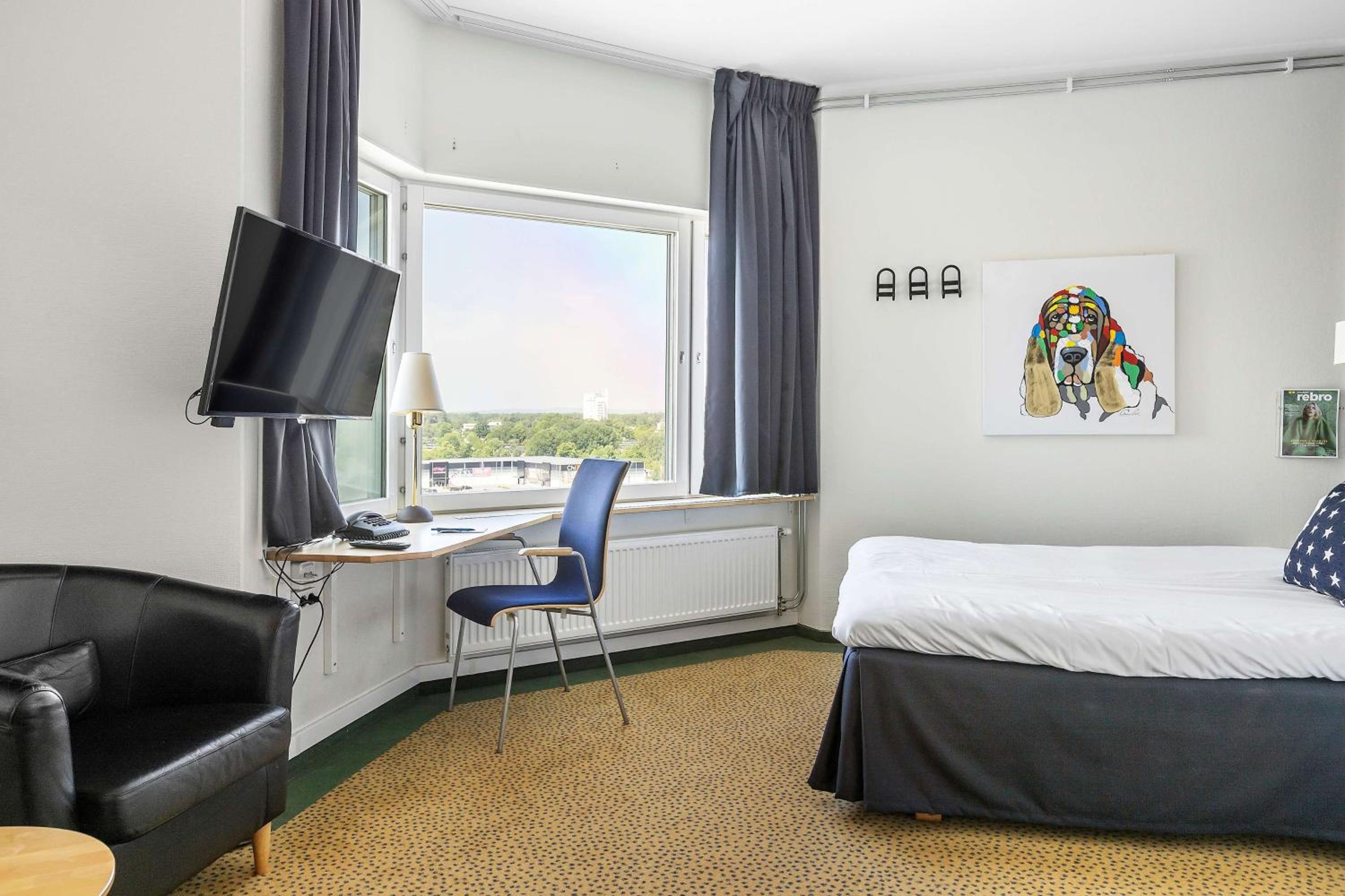 Standard Queen Room with Queen Bed - Non-Smoking - Photo 1
