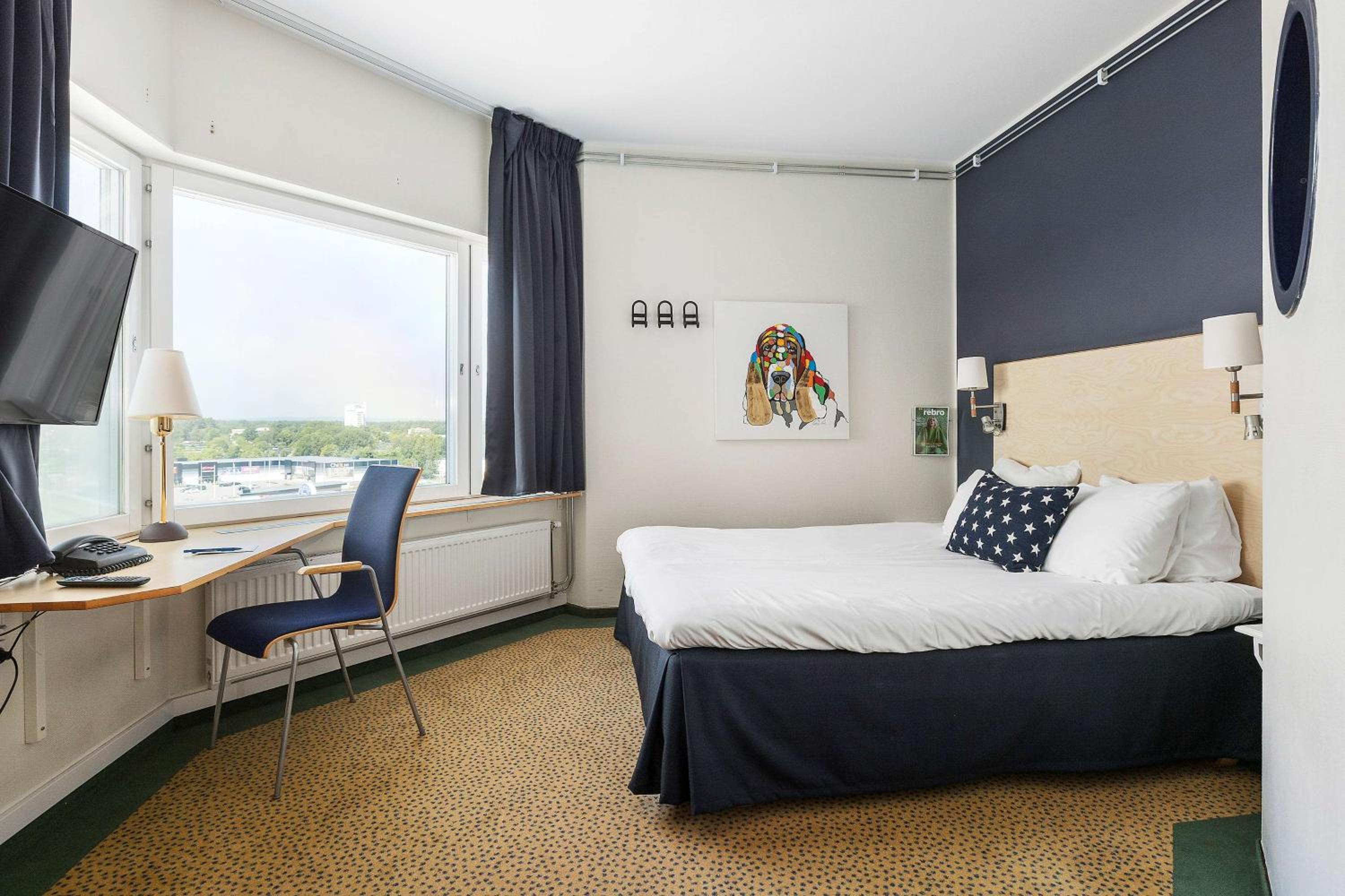 Standard Queen Room with Queen Bed - Non-Smoking - Photo 6