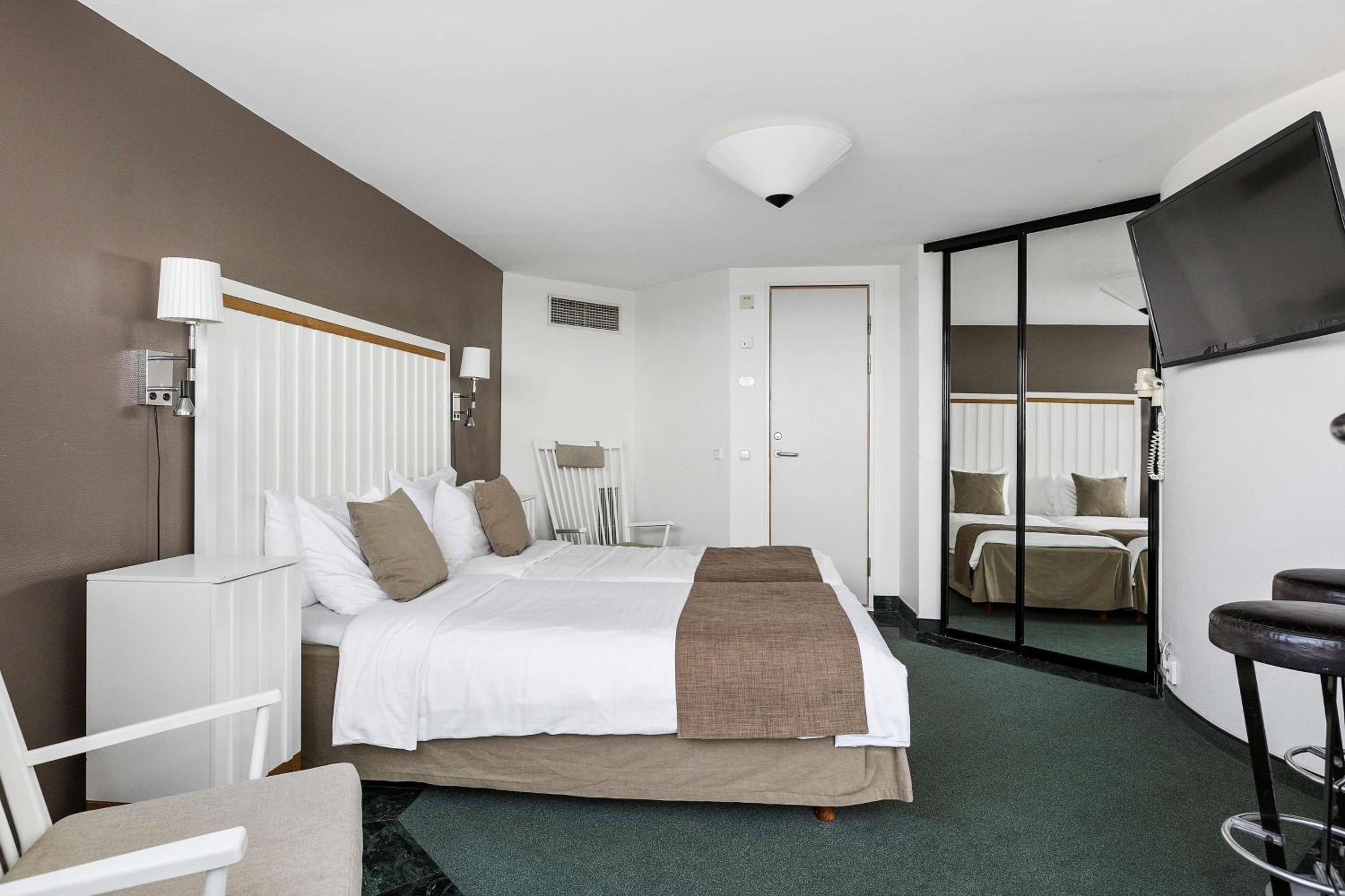 King Suite - Top Floor/Non-Smoking - Photo 14