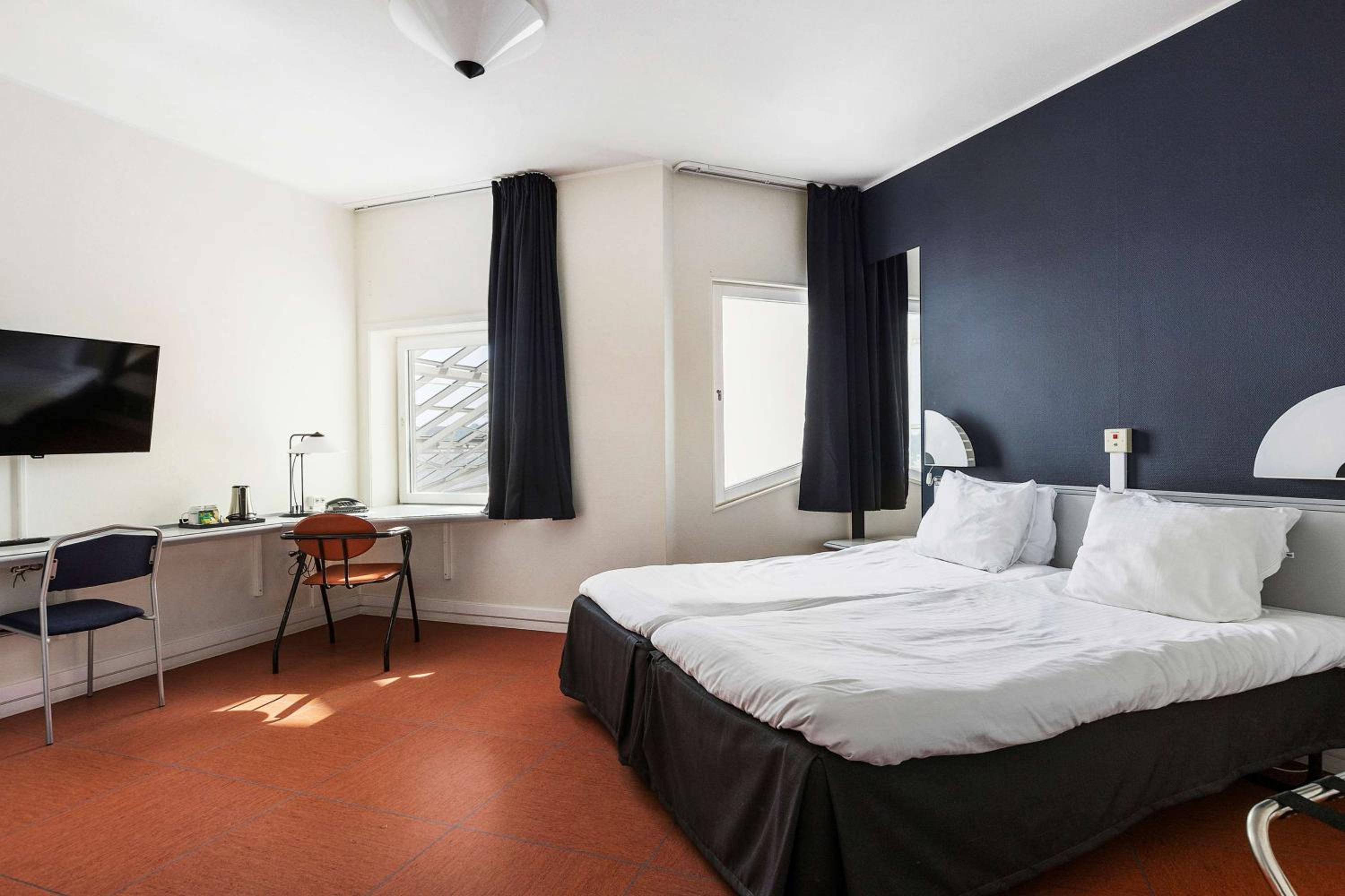 Standard Double Room with Double Bed - Non-Smoking - Photo 9