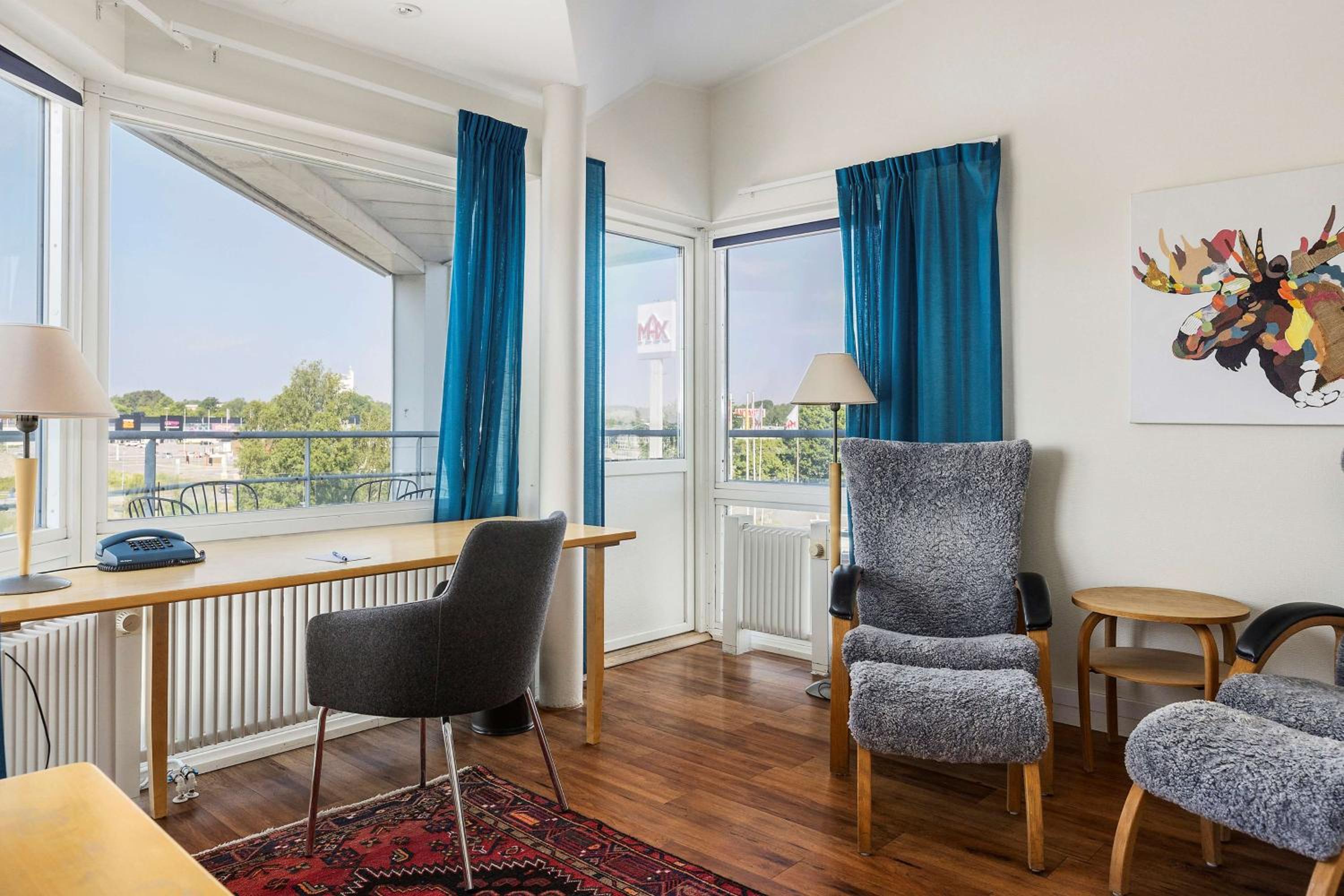 Queen Suite with Balcony - Photo 2