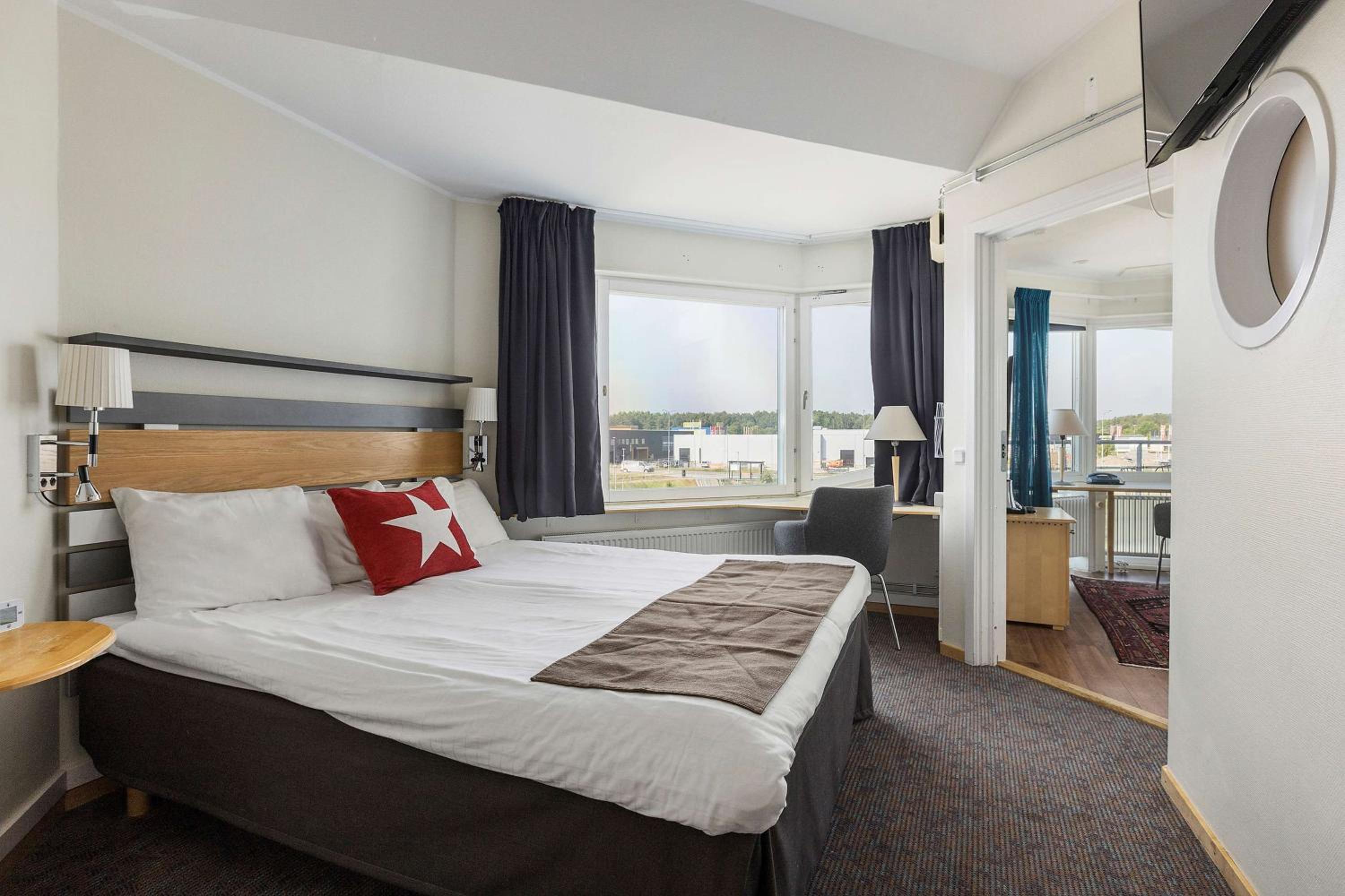 Queen Suite with Balcony - Photo 8