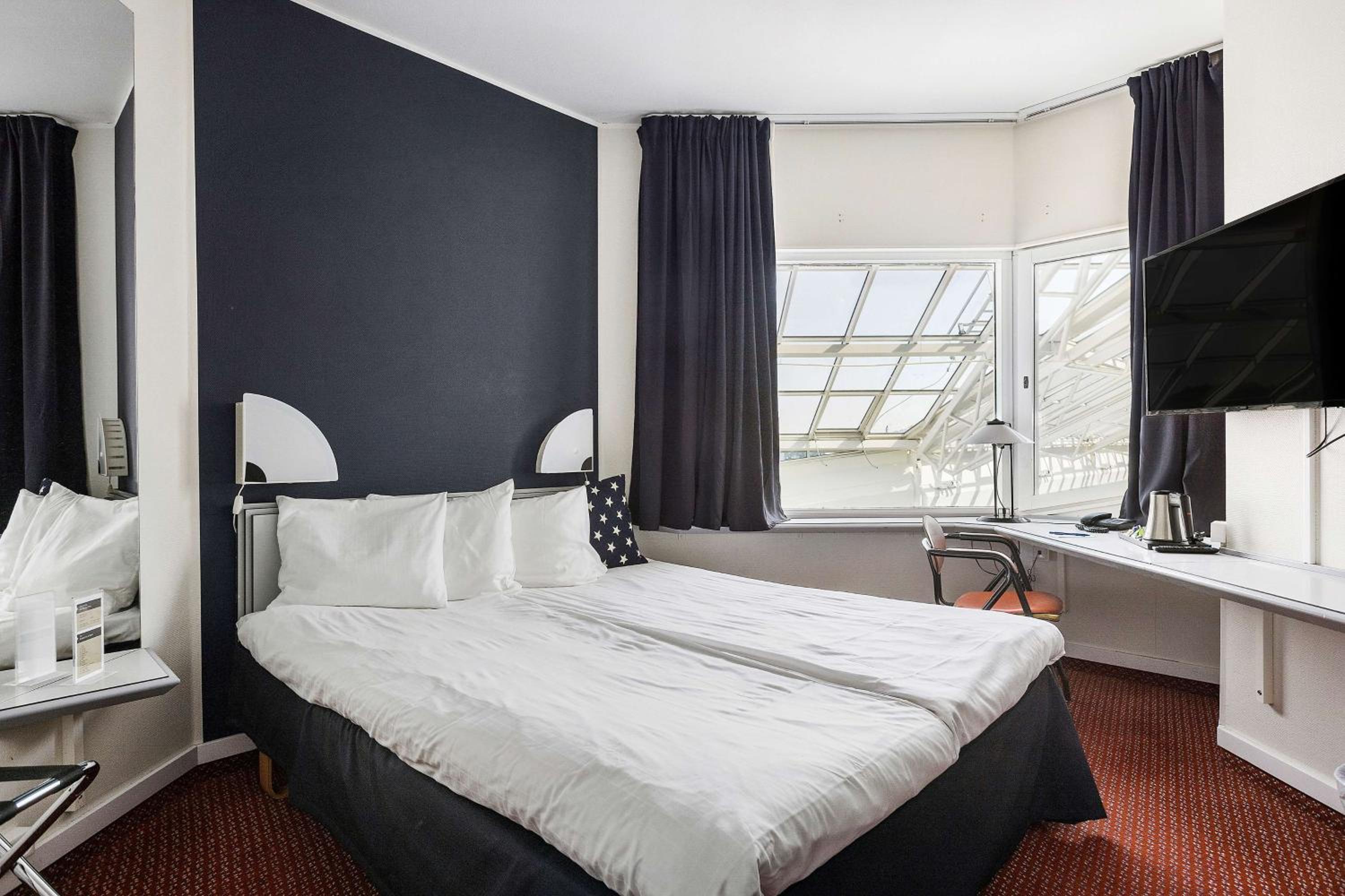 Family Room with Queen Bed - Non-Smoking - Photo 2