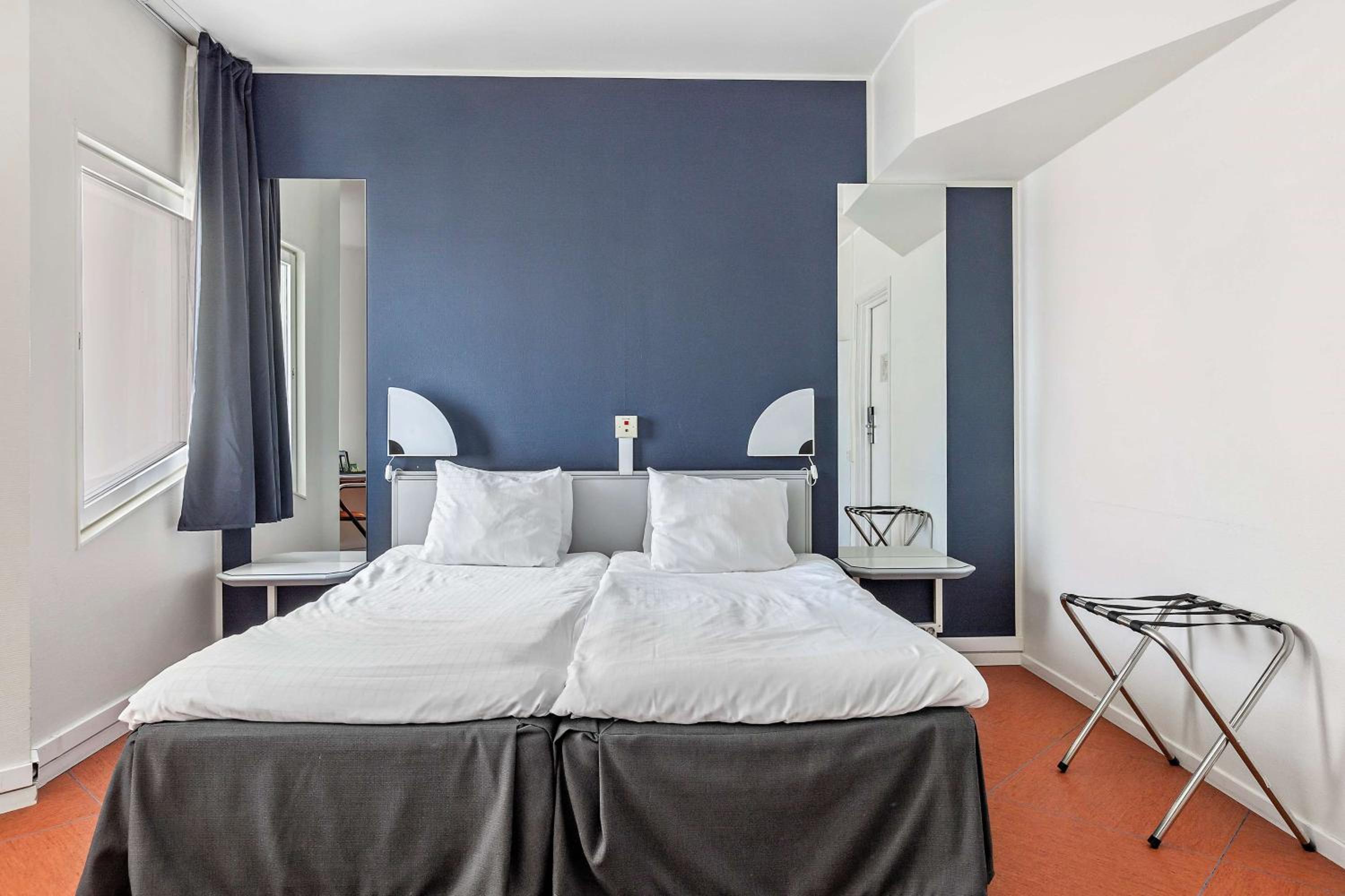 Standard Double Room with Double Bed - Non-Smoking - Photo 8
