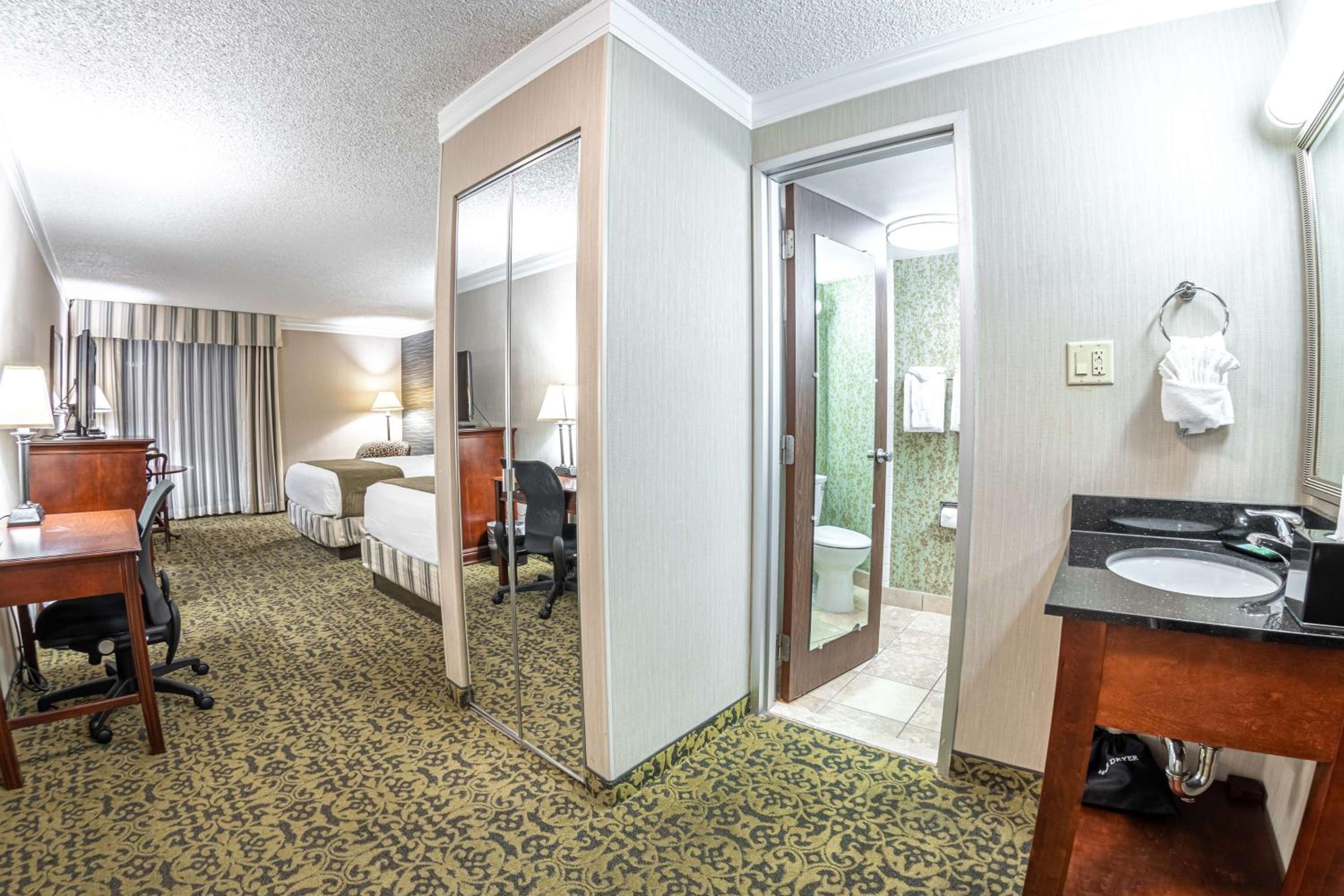Deluxe Queen Room With Two Queen Beds photo 1