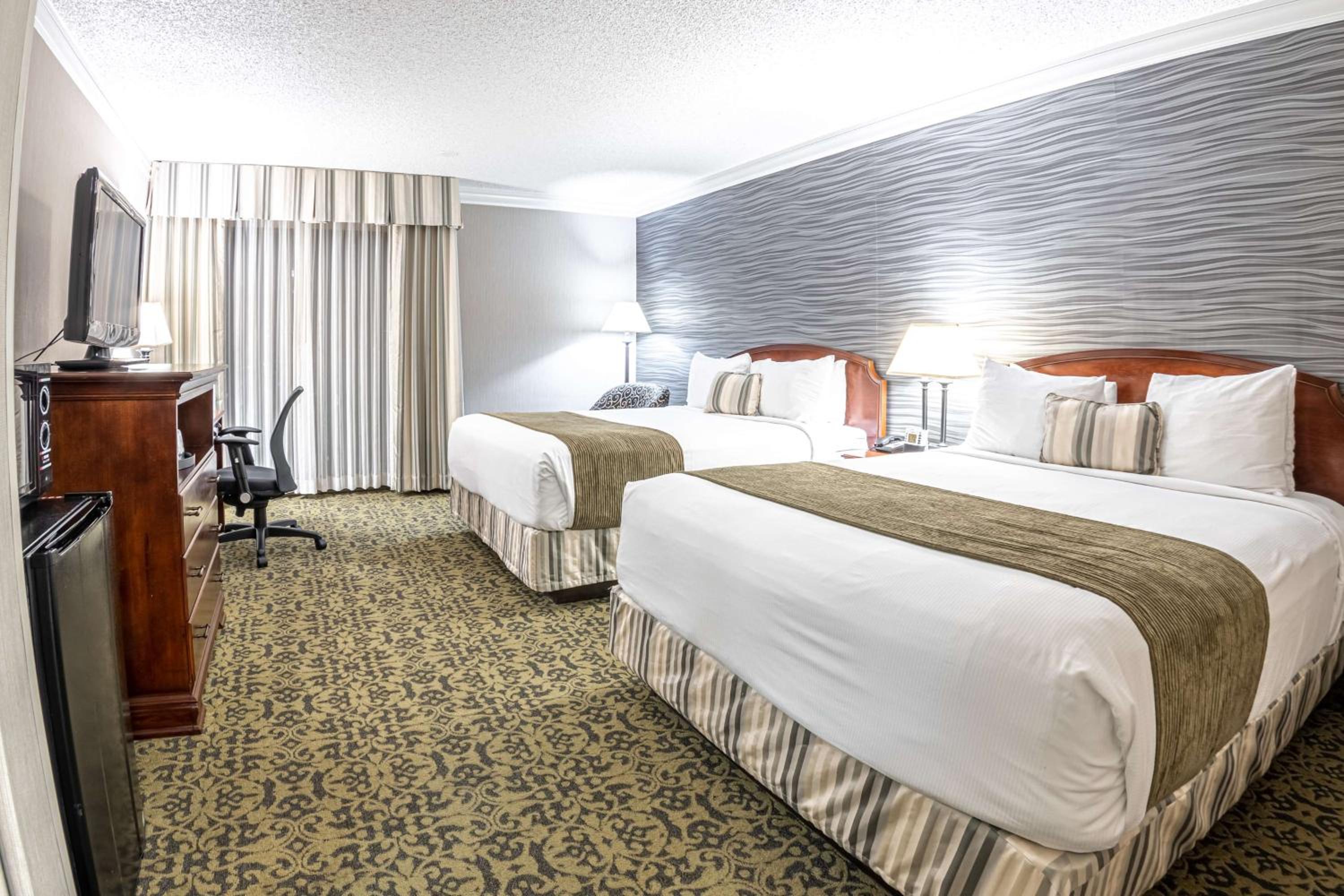 Queen Rooms With Two Queen Beds - Non-Smoking photo 2